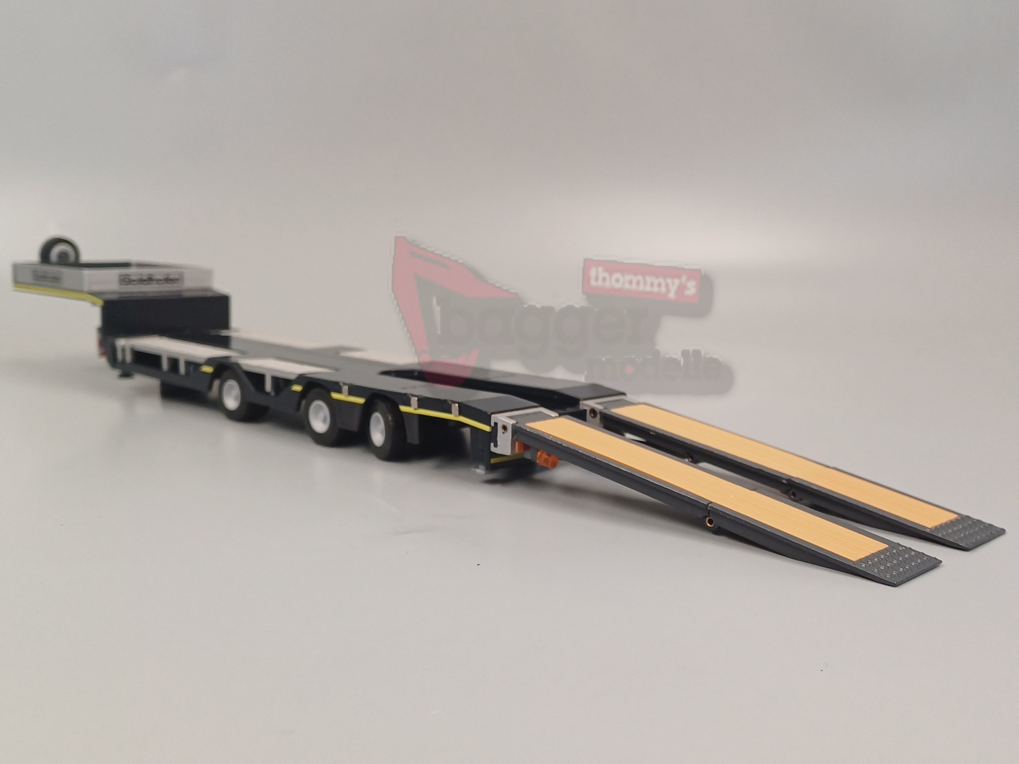 98040 - Conrad - Goldhofer Stepstar 3achs Semi Tieflader mit Auffahrrampen schwarz