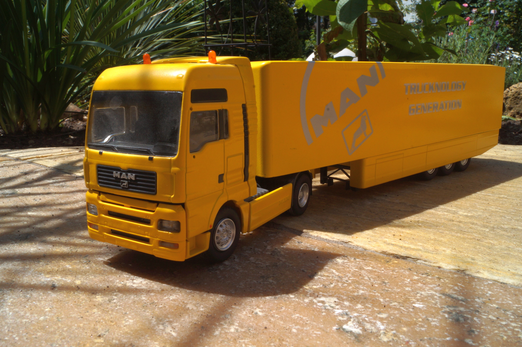 MAN 2achs mit 3achs Kofferauflieger "Trucknology Generation"