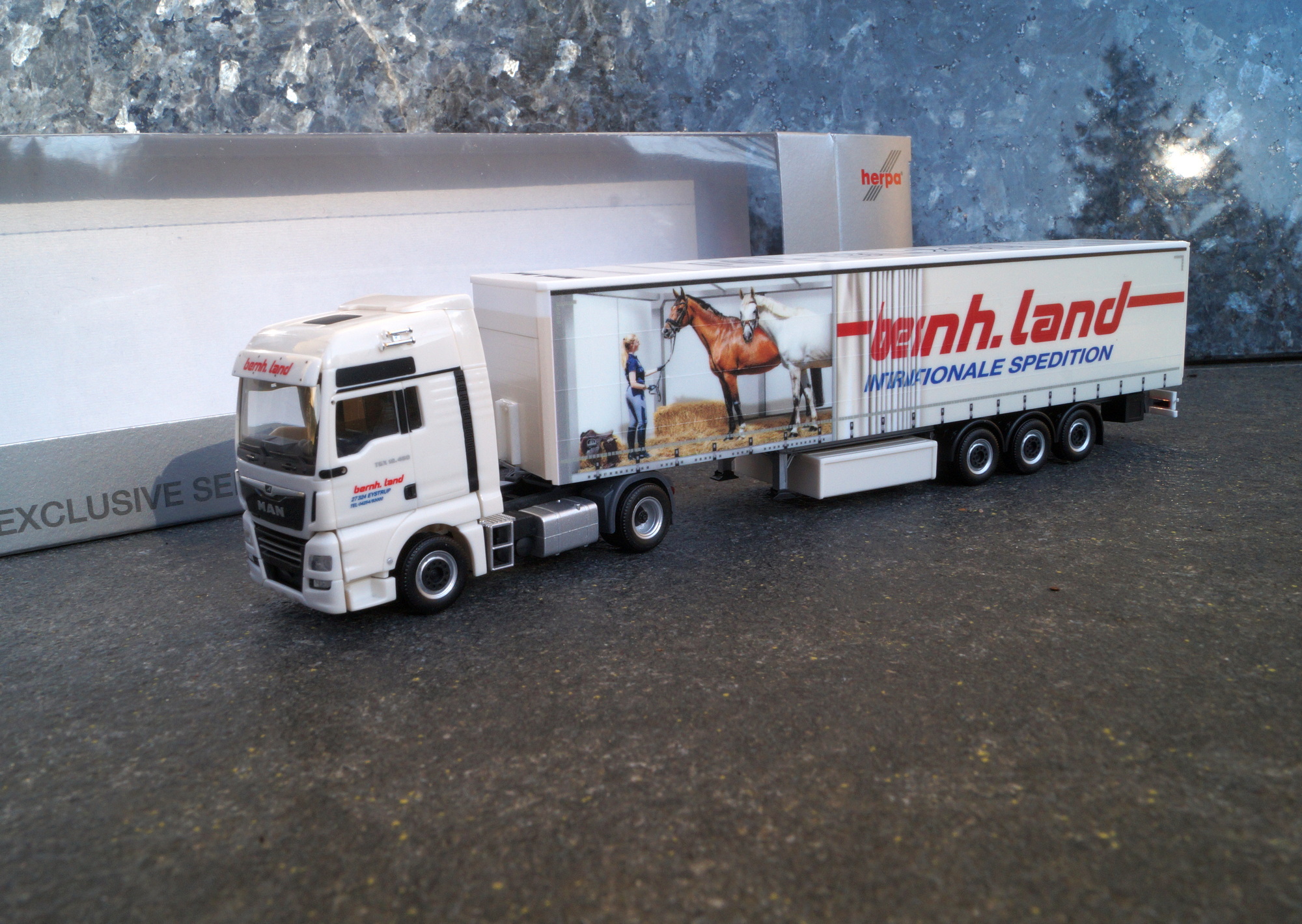 947770 - Herpa - MAN TGX XXL Gardinenplanen Sattelzug "Spedition Land"