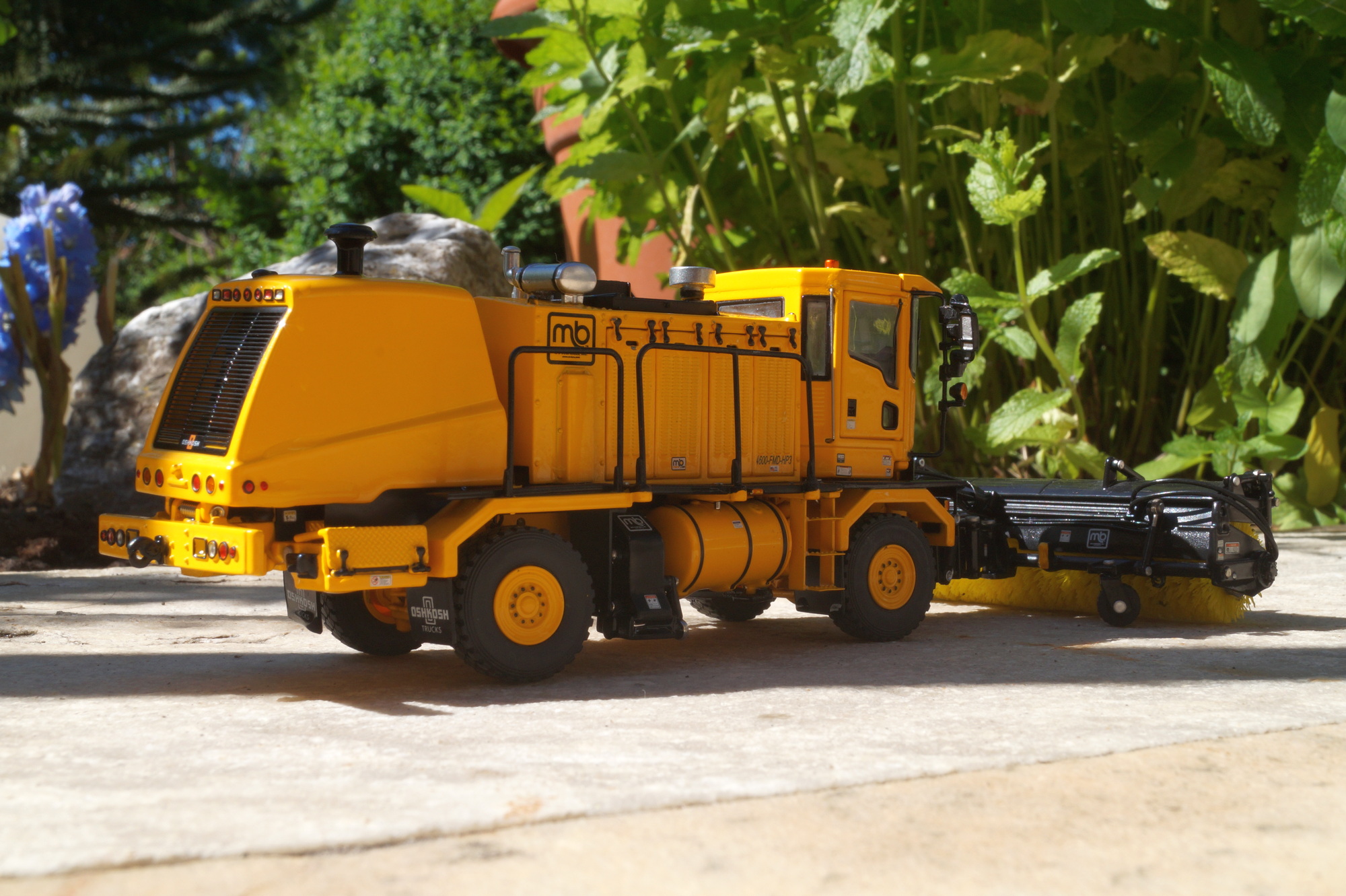 Oskosh H Serie Chassis mit Kehrmaschine