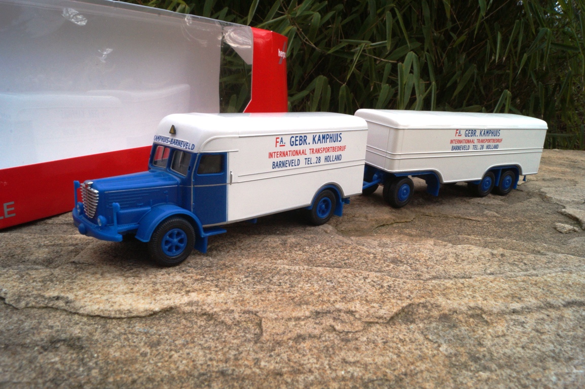 306638 -Herpa - Büssing 8000 Koffer-Hängerzug „Kamphuis“ (NL)