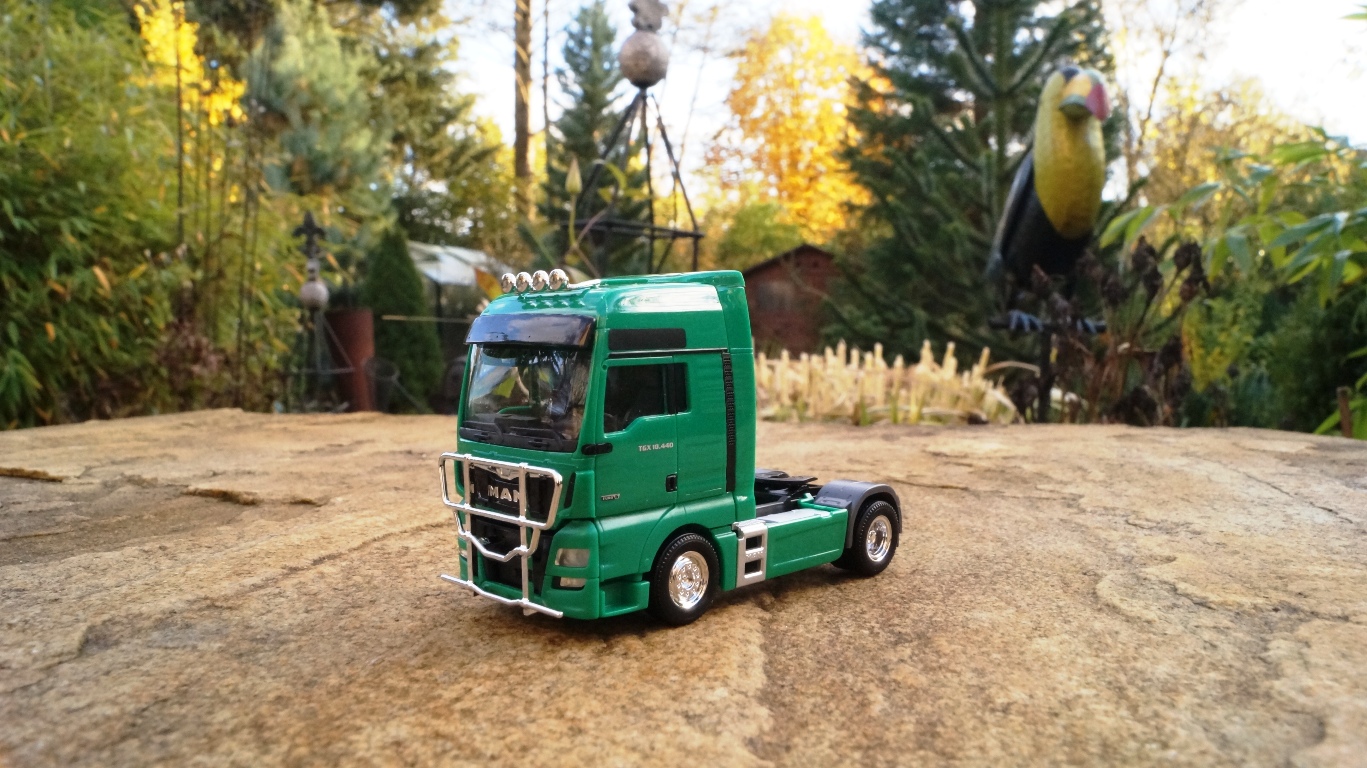 302029-5 - Herpa - MAN TGX XXL Euro 6 Zugmaschine mit Rammschutz und Lampenbügel, minzgrün