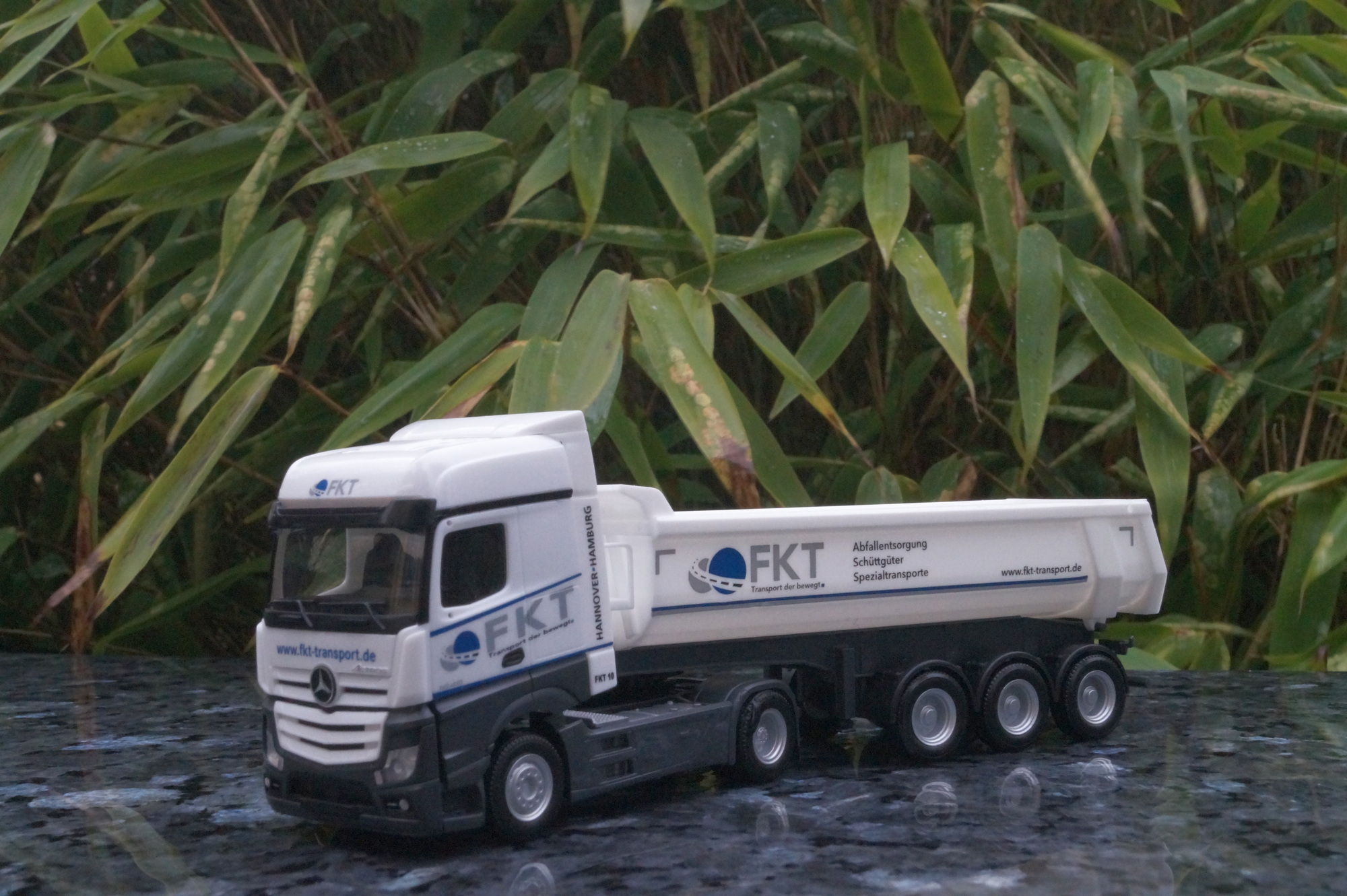 943970 - Herpa -Mercedes Benz Bigspace Rundmulden Sattelzug "FKT" Handel Nord