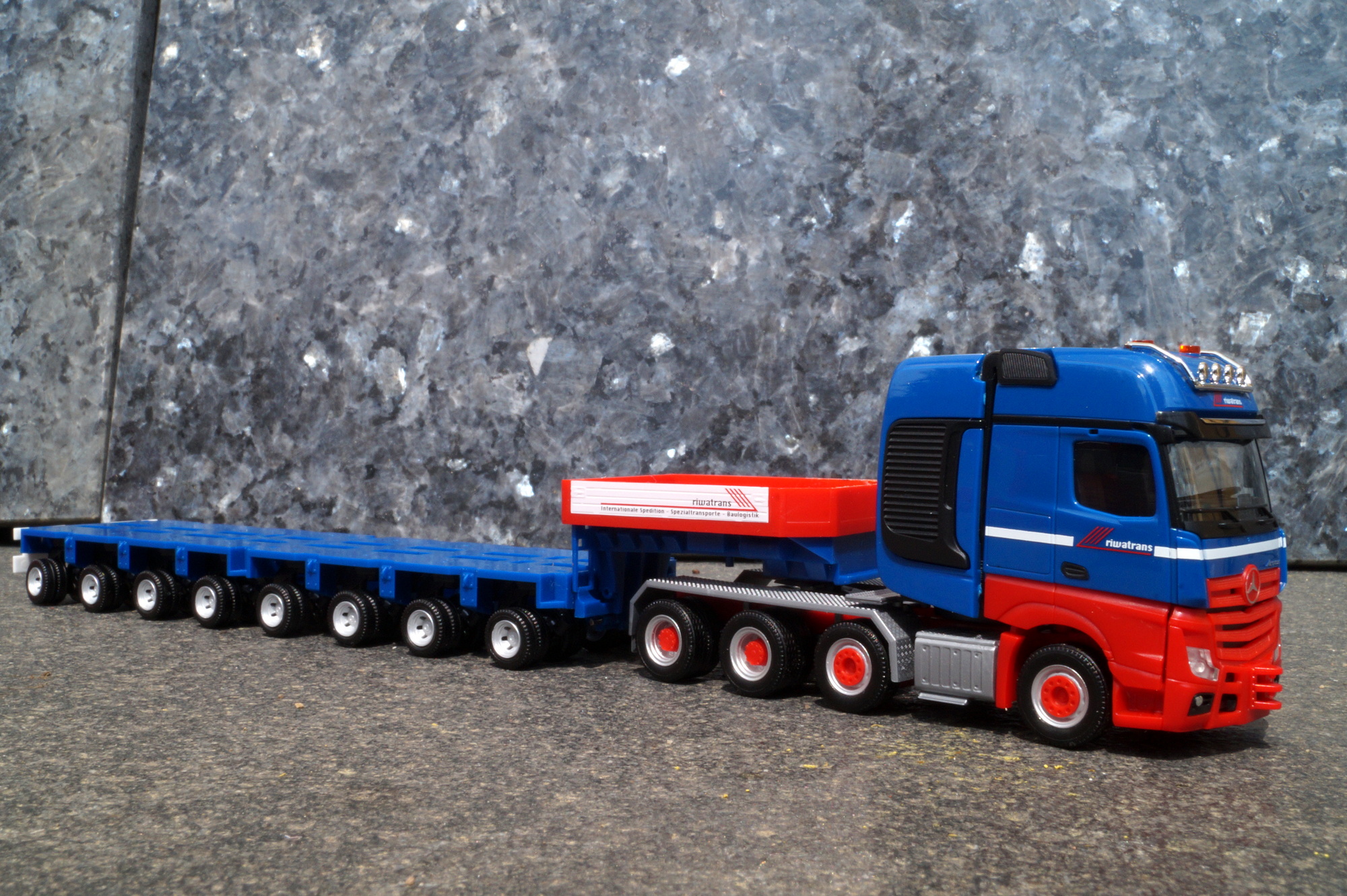 315883 - Herpa -Mercedes-Benz Actros Gigaspace `18 Schwerlast-Sattelzug "Riwatrans"