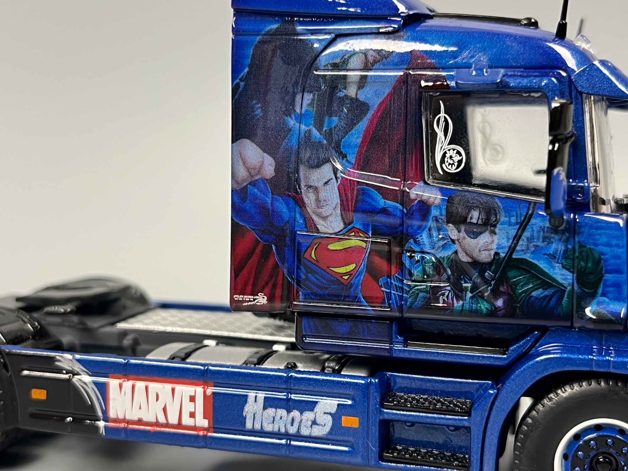 88688 - Tekno - Scania Hauber 4-Serie 4x2 Zugmaschine - Garage du Midi / Super Heroes - FR