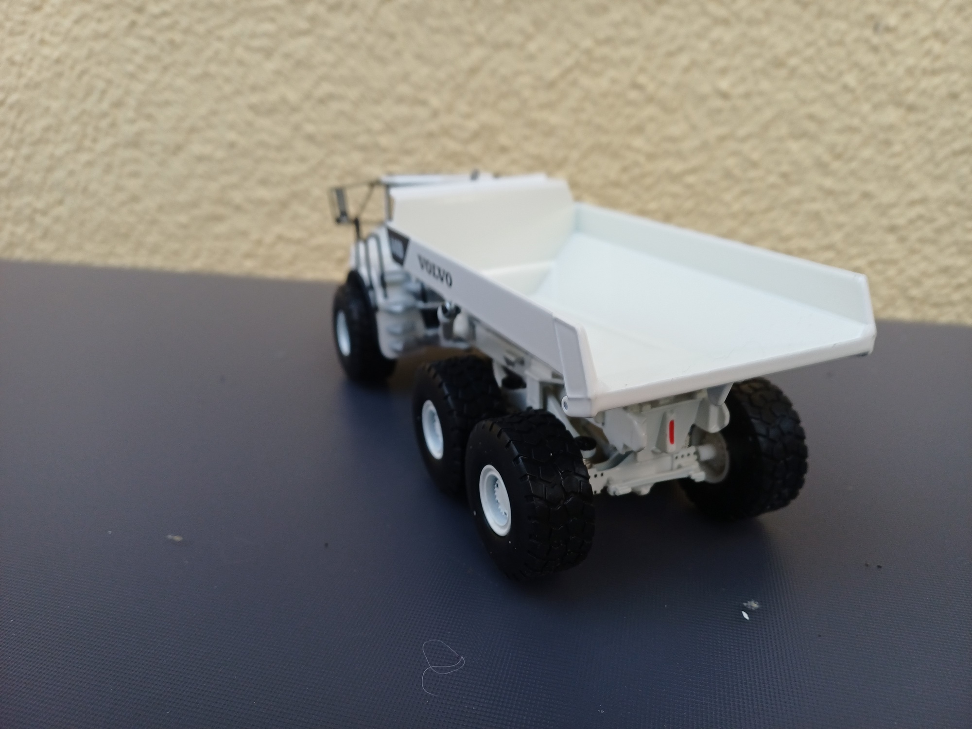 30091 - Motorart - Volvo A 40D Muldenkipper "weiß"