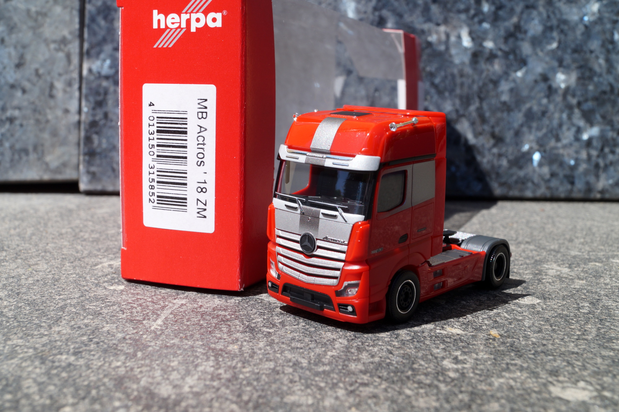 315852 - Herpa - Mercedes-Benz Actros `18 Gigaspace Zugmaschine „Edition 3“, rot
