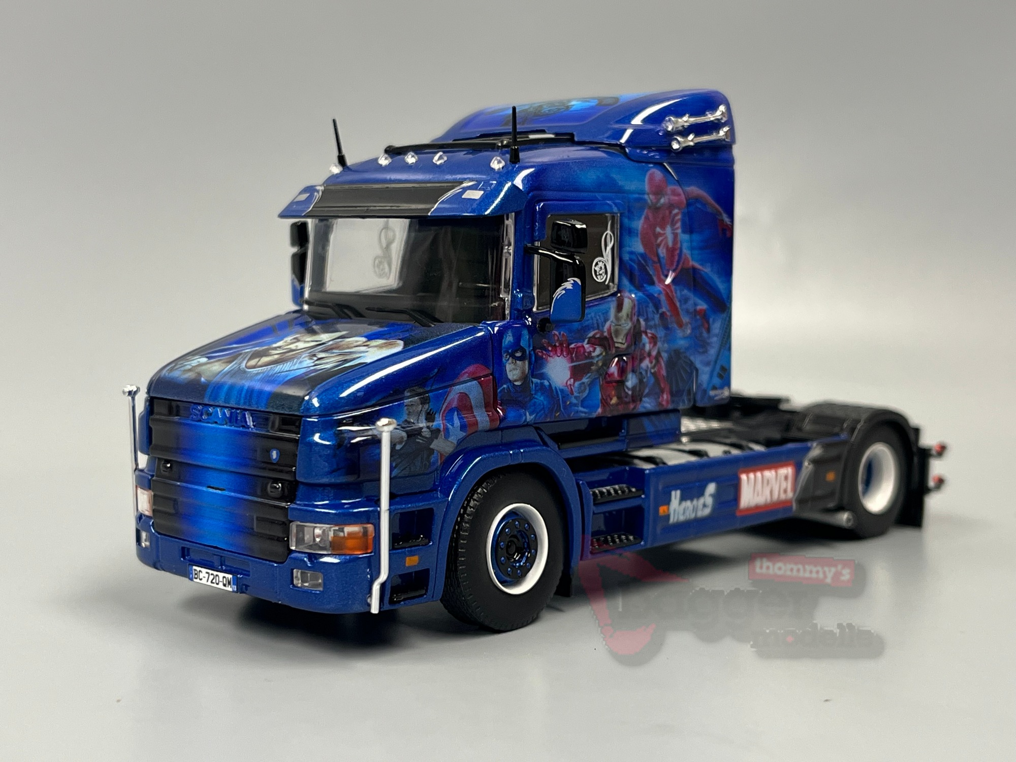 88688 - Tekno - Scania Hauber 4-Serie 4x2 Zugmaschine - Garage du Midi / Super Heroes - FR