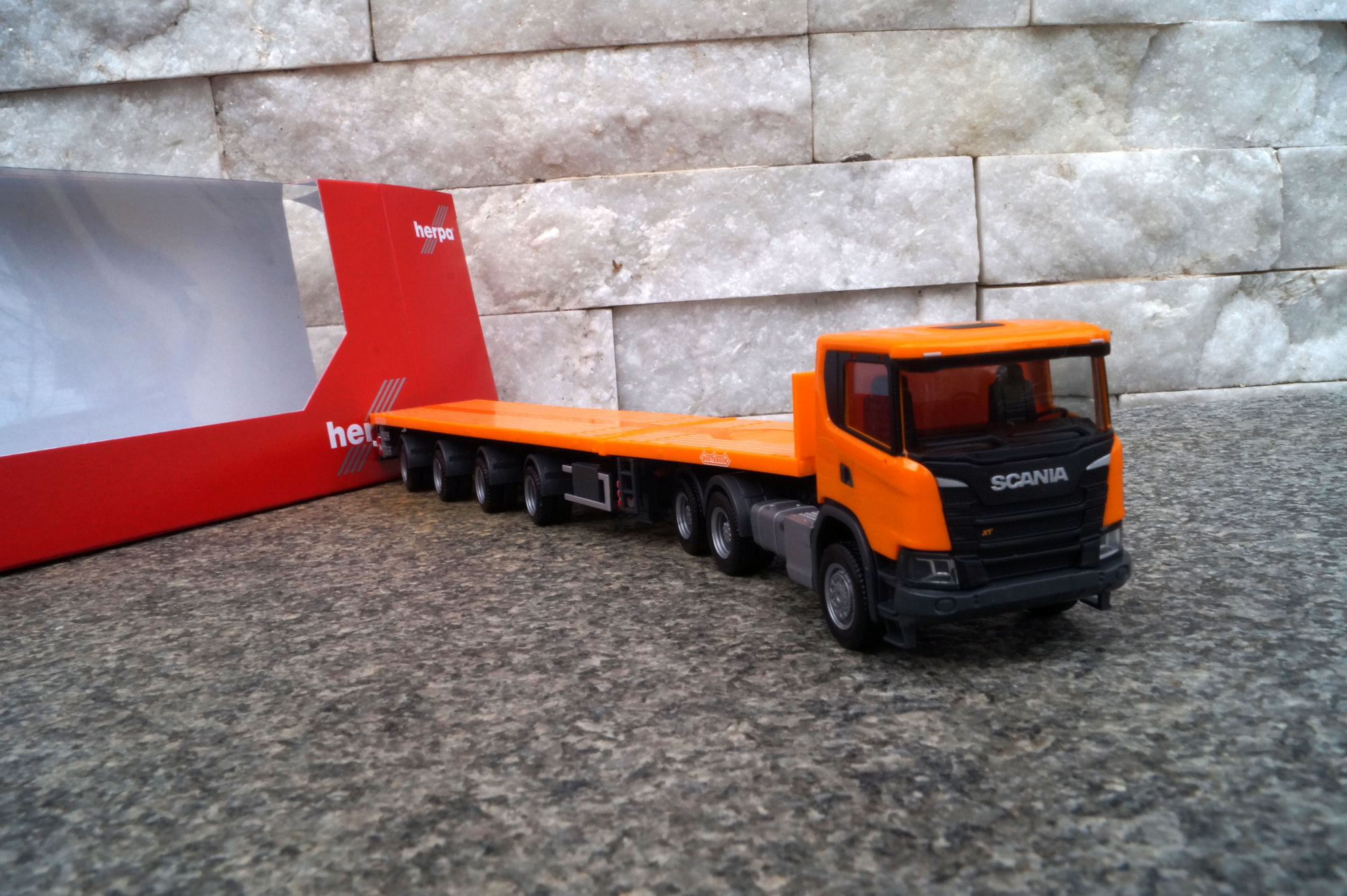 311403 - Herpa - Scania CG 17 XT 6x4 Teletrailer-Sattelzug, kommunalorange