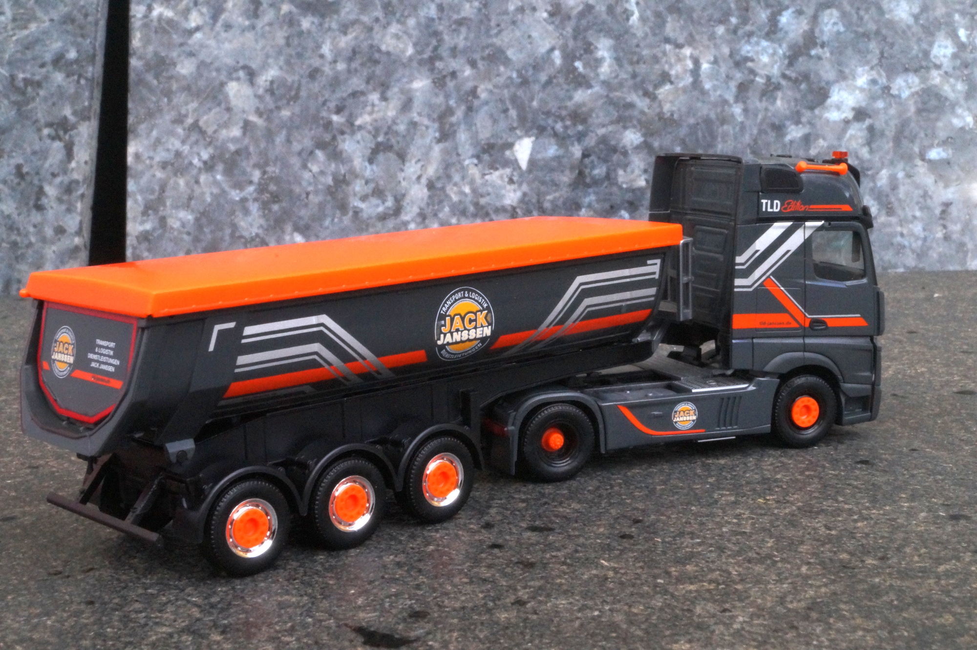 314565 Herpa - -Mercedes-Benz Actros `18 Gigaspace Rundmulden-Sattelzug „Jack Janssen“