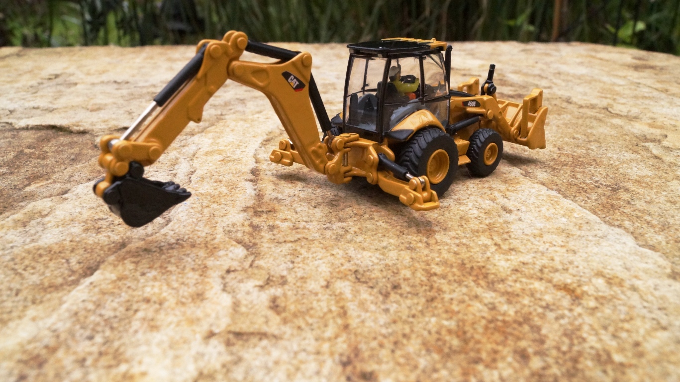 85263 - DCM -CAT Baggerlader 450E 1:87