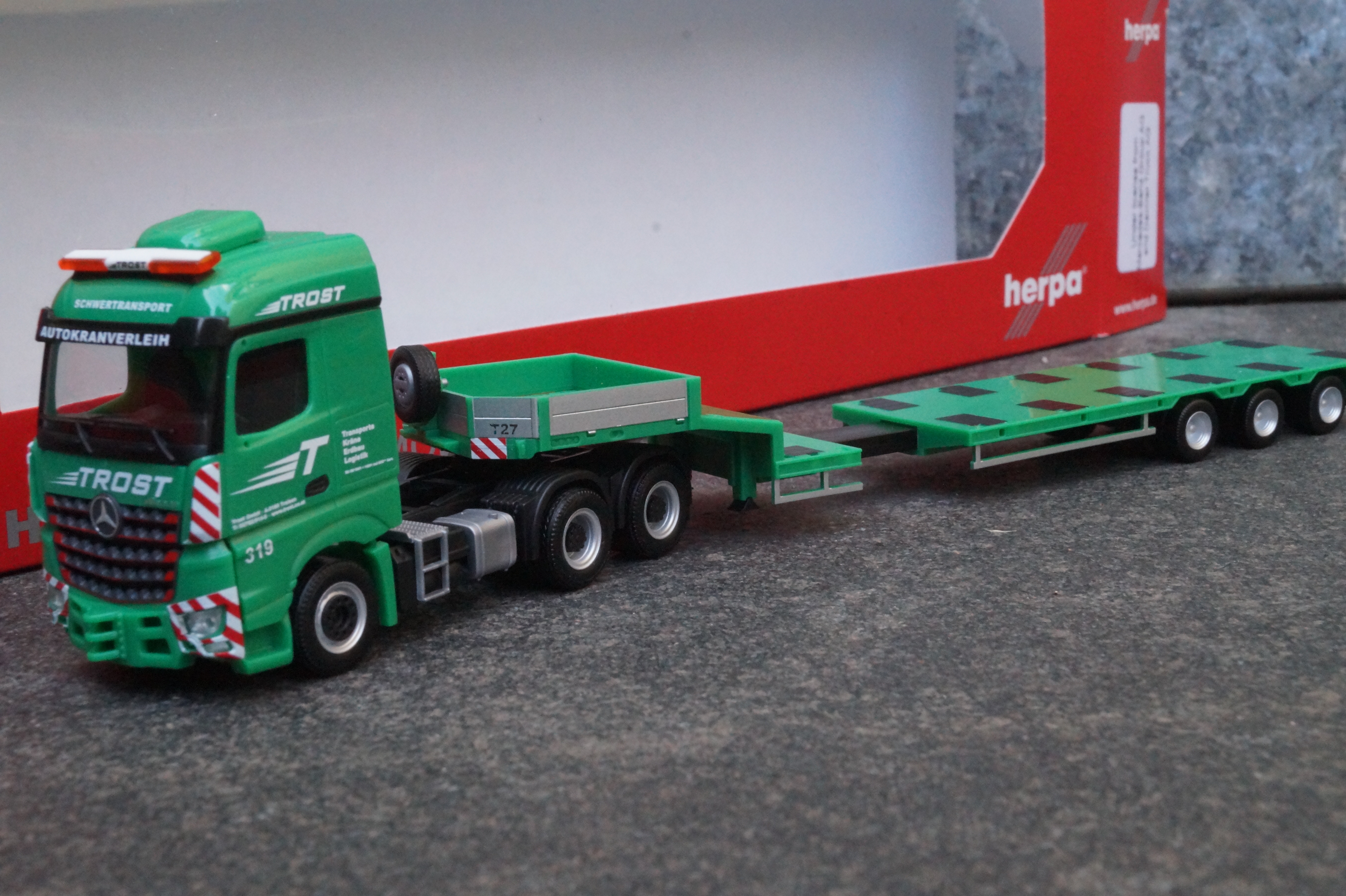 317627 - Herpa - Mercedes-Benz Arocs Streamspace Semitieflade-Sattelzug "Trost" AT