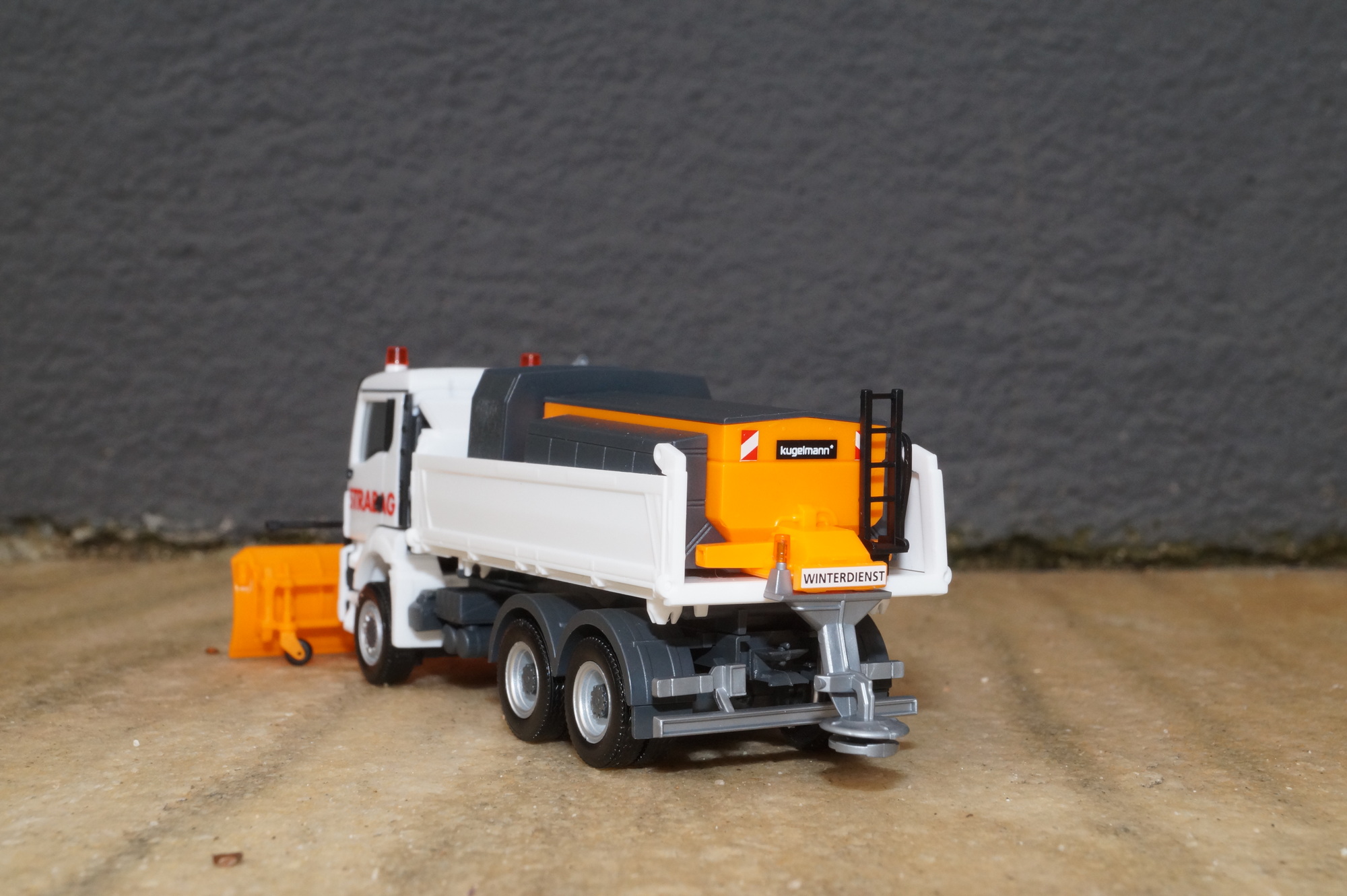 317085 - Herpa -MAN TGS NN Kipper mit Streuaufbau 3a "Strabag/Winterdienst"