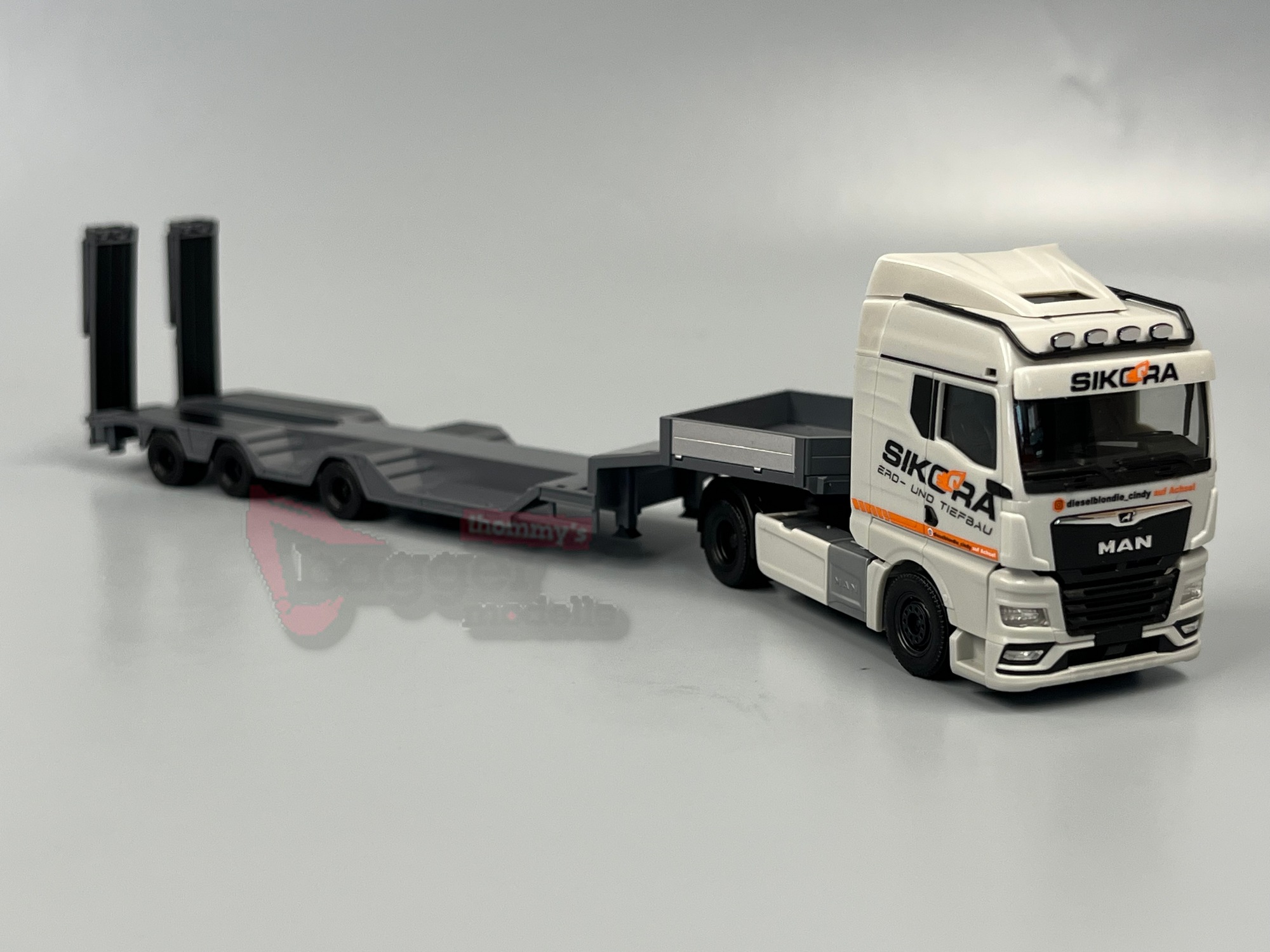 320849 - Herpa - MAN TGX GM Semitieflade-Sattelzug "Sikora/Trucker Babe Cindy"