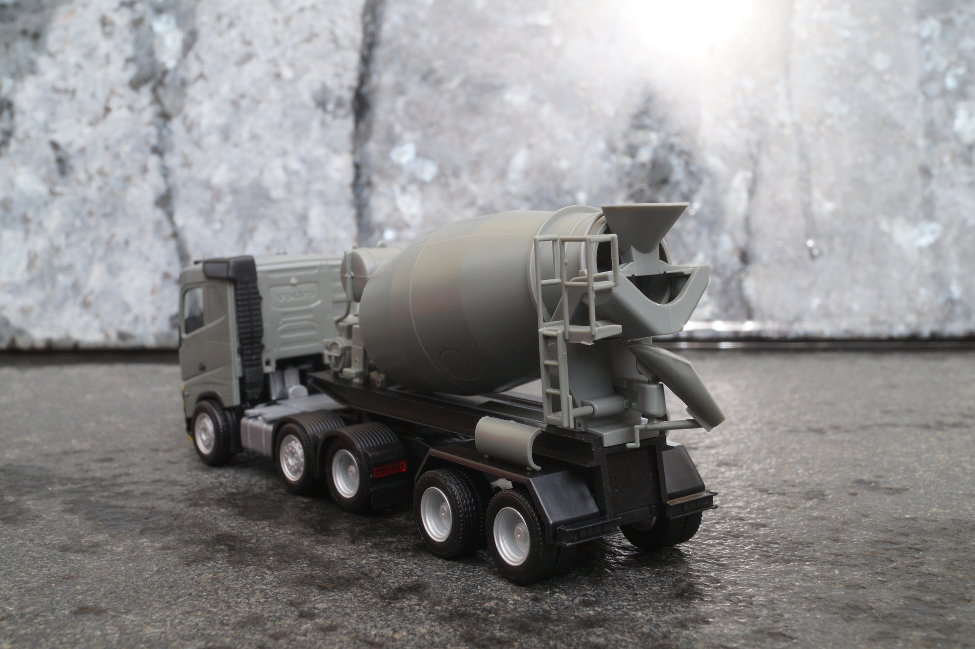 316224 - Herpa - Volvo FH Flachdach 2020 (6x2) Betonmischer-Sattelzug, grau/gelb