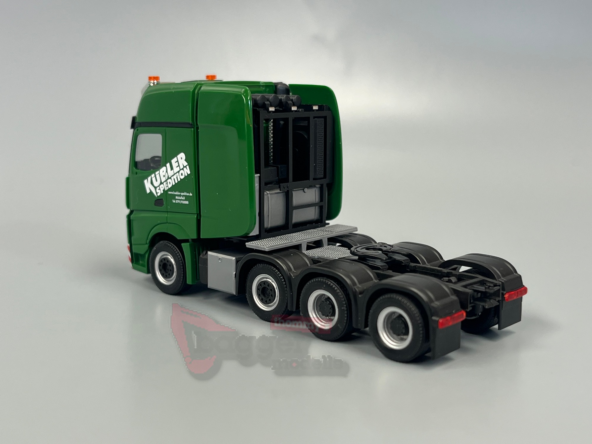 321327 - Herpa - Mercedes-Benz Actros L Gigaspace Schwerlastzugmaschine 4achs "Kübler"