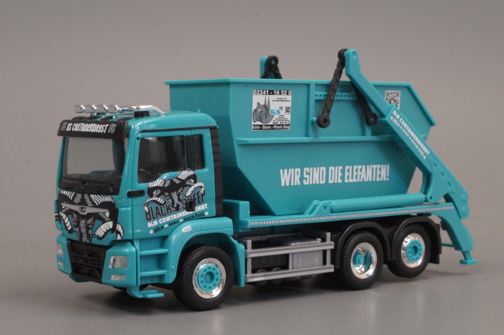 317641 - Herpa - MAN TGS M Euro6c Absetzkipper AK 16 "KS Containerdienst/Black Sheep"