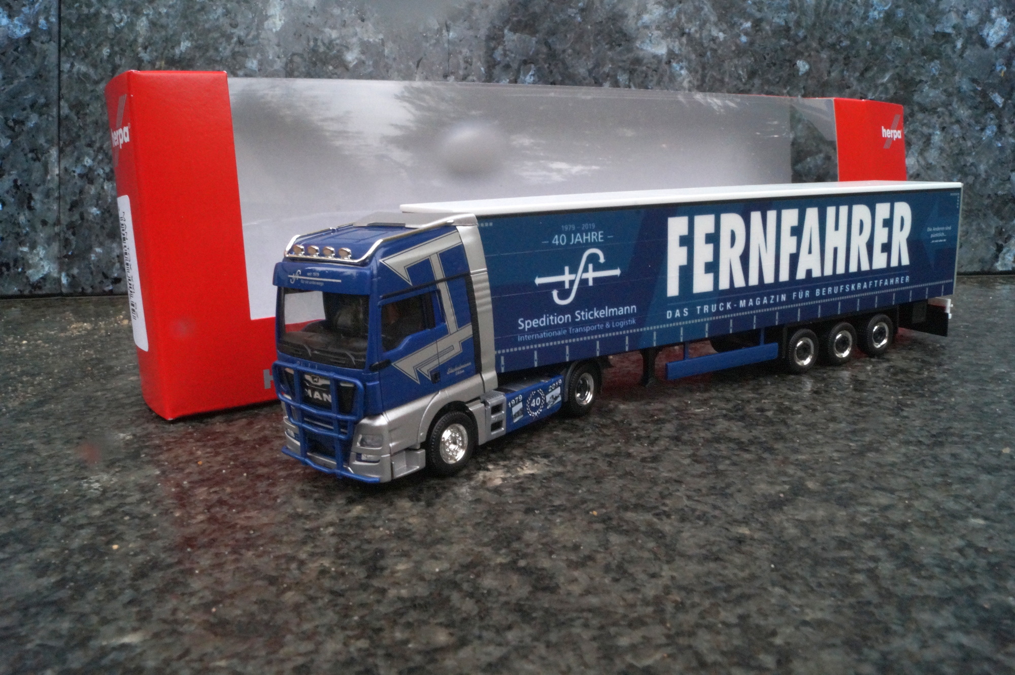 311649 - Herpa - MAN TGX XXL Euro6c Gardinenplanen-Sattelzug "Stickelmann / Fernfahrer"