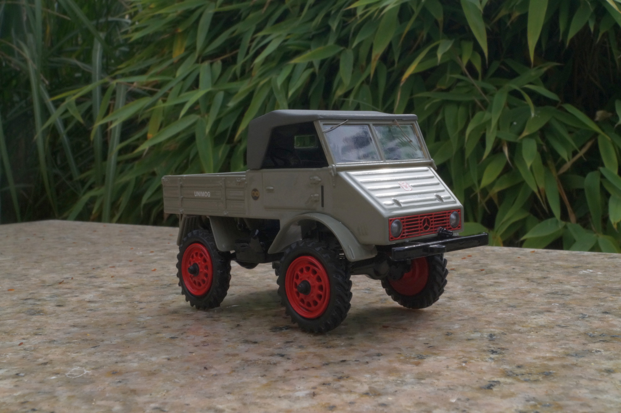 Mercedes Unimog  grau