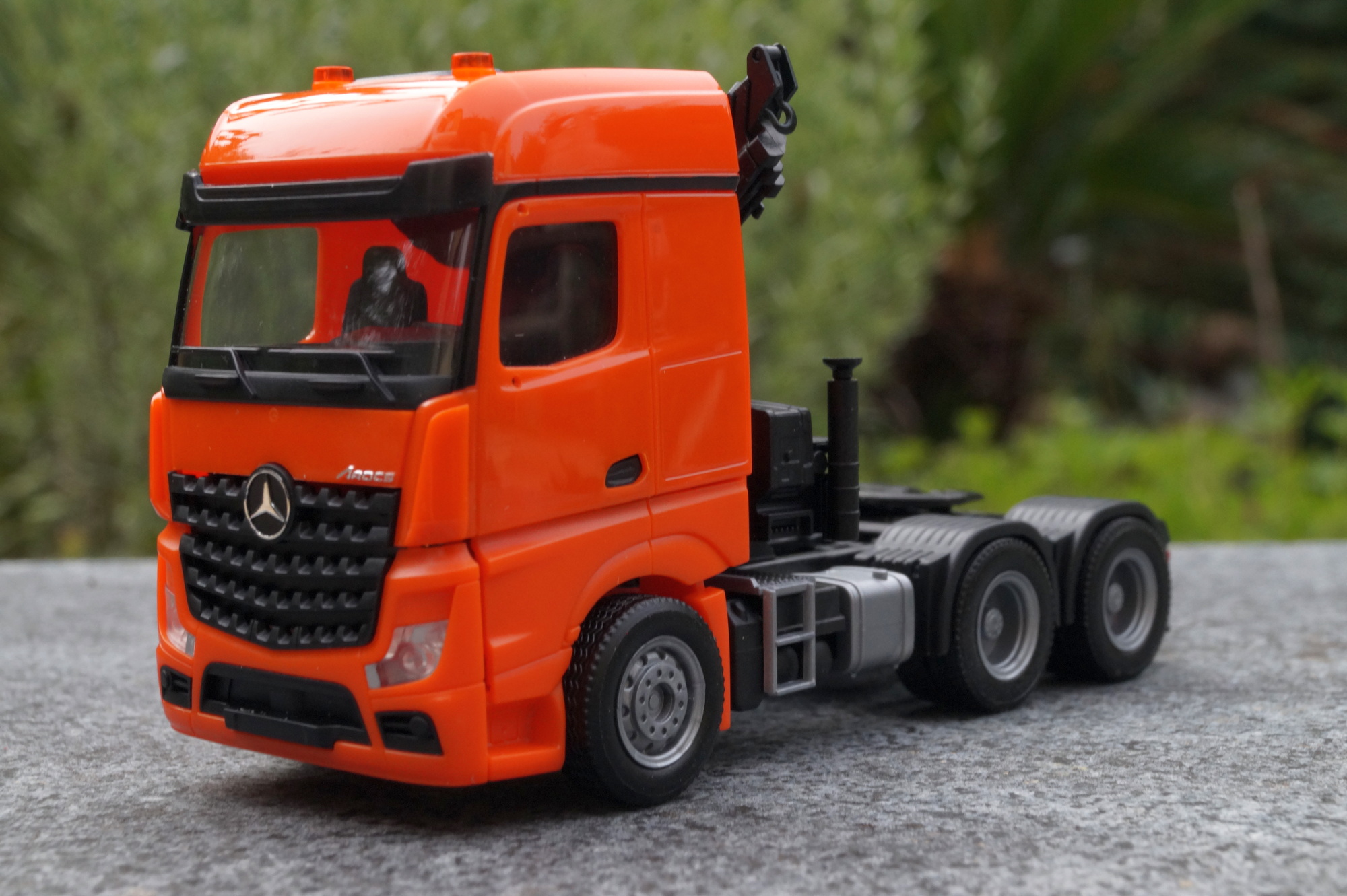 313315-2 - Herpa -Mercedes-Benz Arocs Zugmaschine mit Ladekran und Heckabstützung, orange