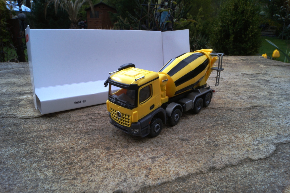 0681 -Wiking - Liebherr Fahrmsicher HTM 904 auf Mercedes Benz Arocs / Wiking Modell"