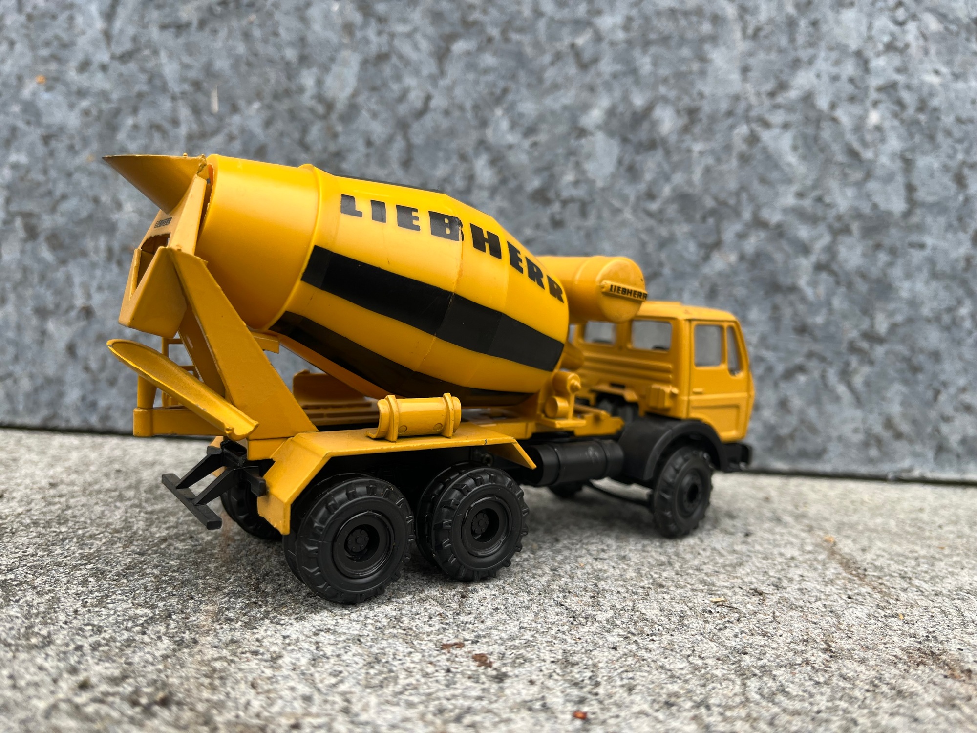 4055 - Rainer- Mercedes Benz 3achs Betonmischer "Liebherr"