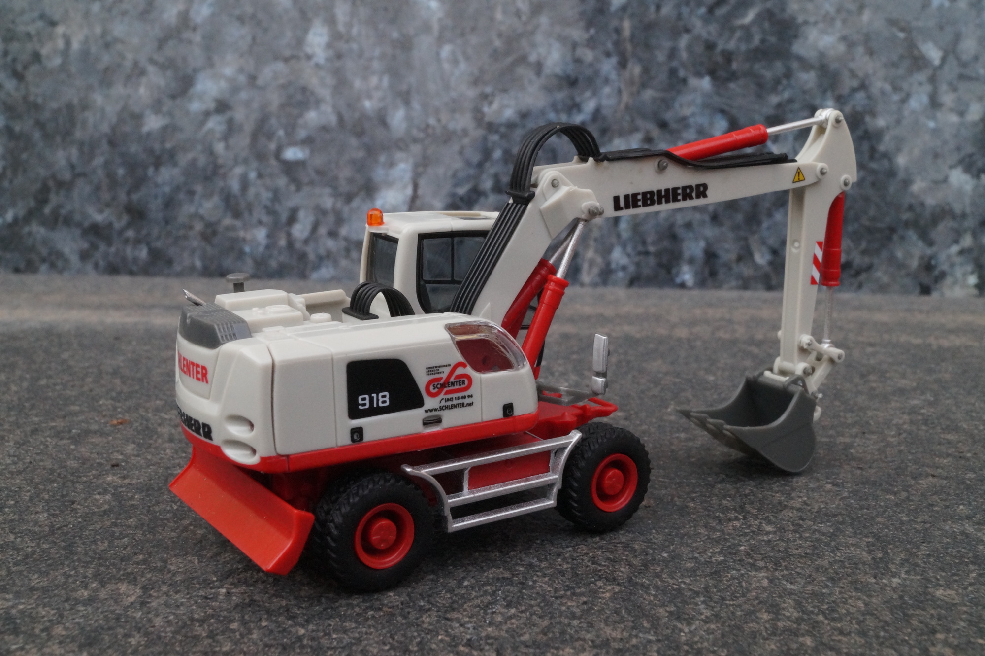 316491 - Herpa - Liebherr A 918 Litronic Radbagger "Schlenter Aachen"