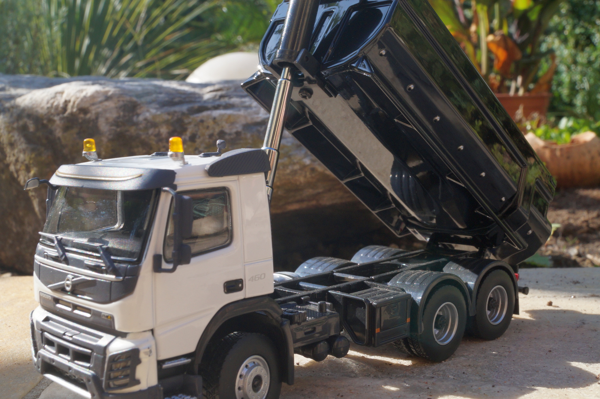 30090 - Motorart - Volvo FMX 500 Muldenkipper  weiß