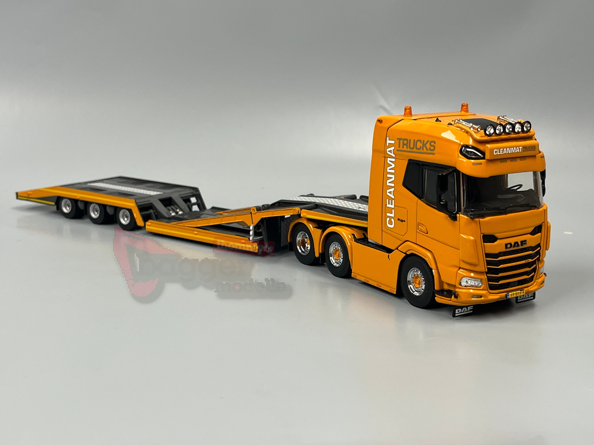 01-5326 - WSI - DAF XG+ 6x2 mit 3achs LKW Transportauflieger - Clean Mat Trucks - NL
