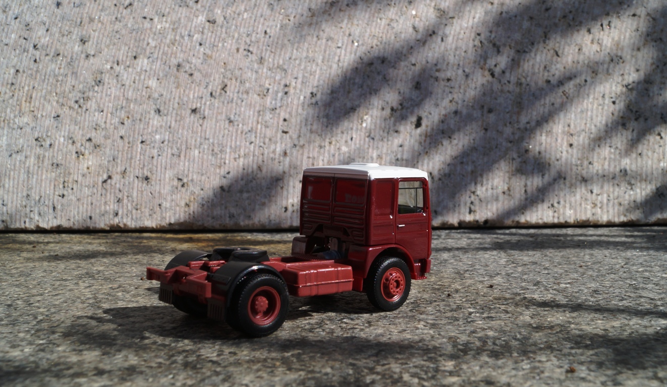 310550 - Herpa  - Roman Diesel 4×2 Zugmaschine, braunrot / Dach weiß