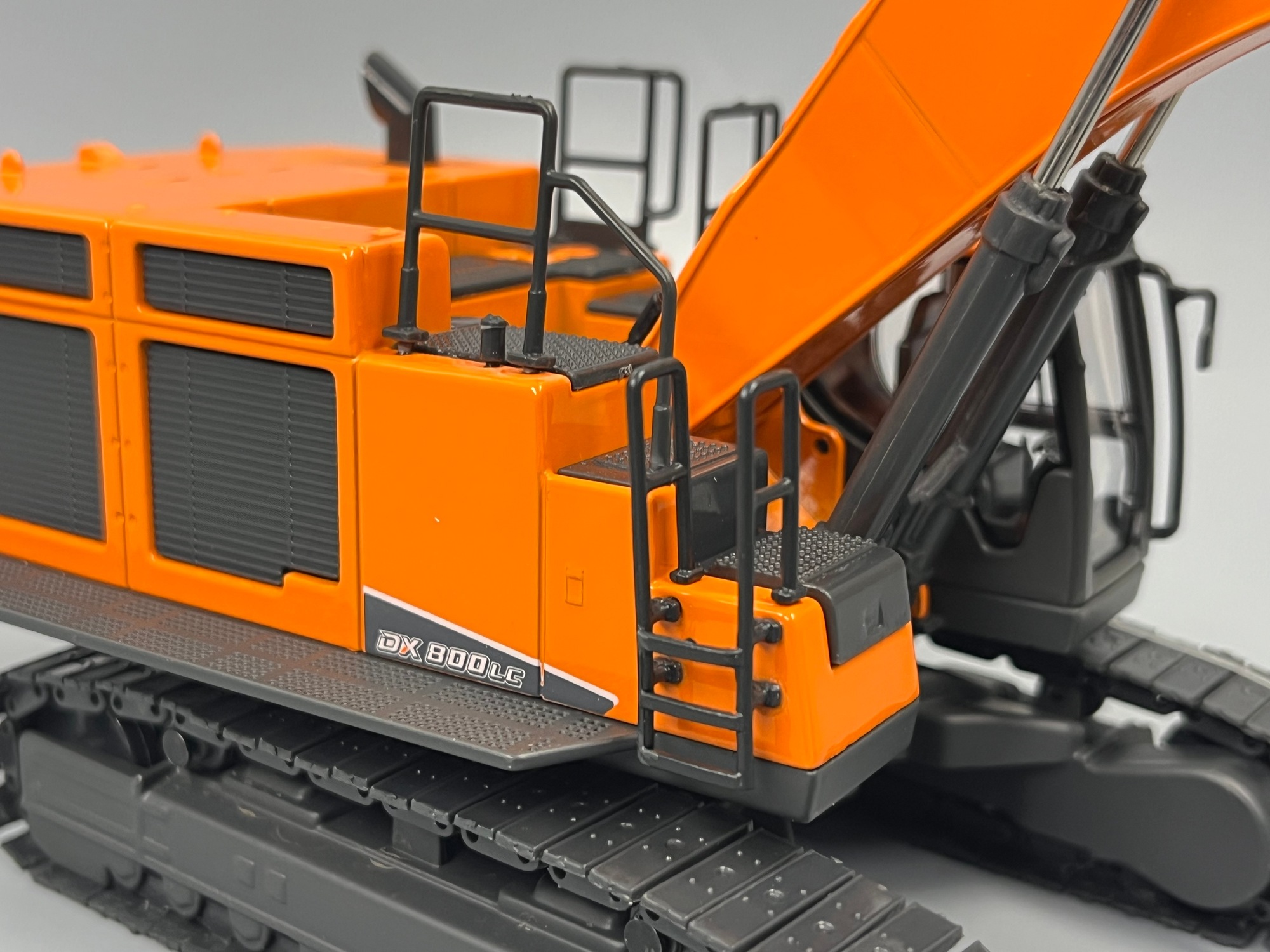 16-1042 -IMC - Develon DX 800LC Kettenbagger