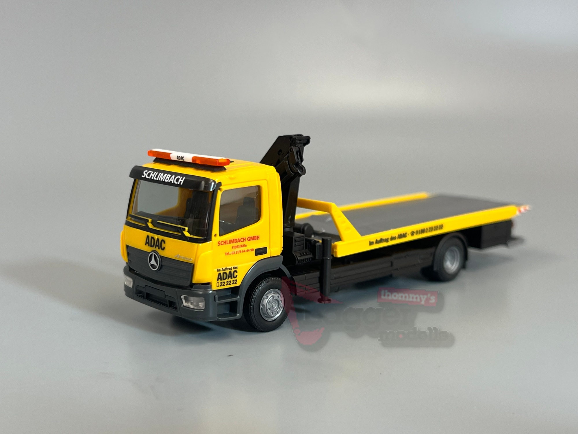 321273 -Herpa - 	Mercedes-Benz Atego '13 Plateau-Abschlepp-LKW "ADAC/ Schlimbach"