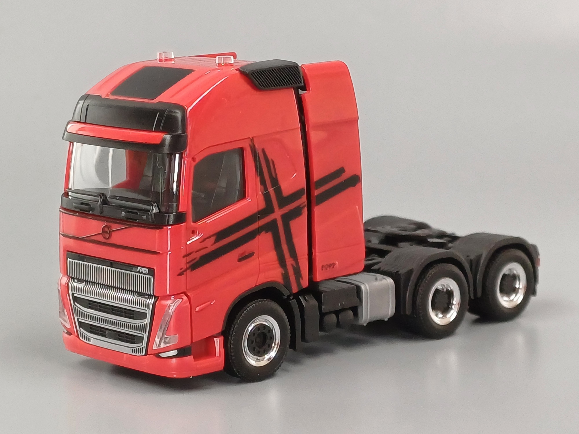 318624-2 - Herpa -Volvo FH16 GL XL 2020 Zugmaschine 3achs (6x4) mit Schwerlastturm, rot
