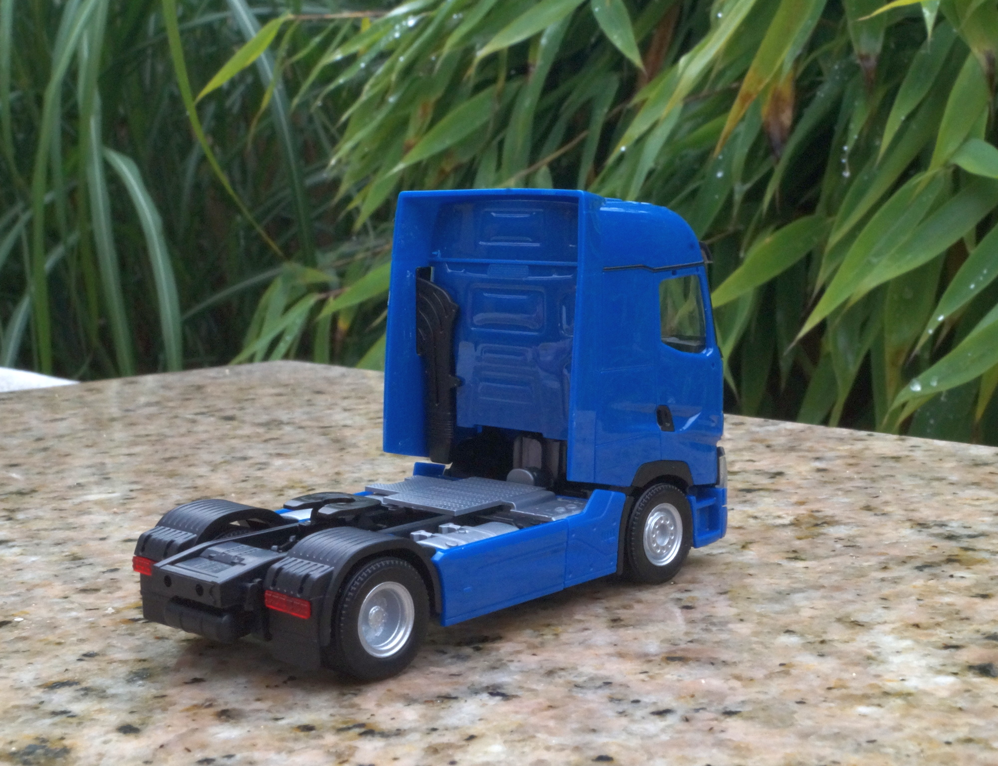 310628-2 - Herpa  - Renault T Zugmaschine  2 achs   enzianblau