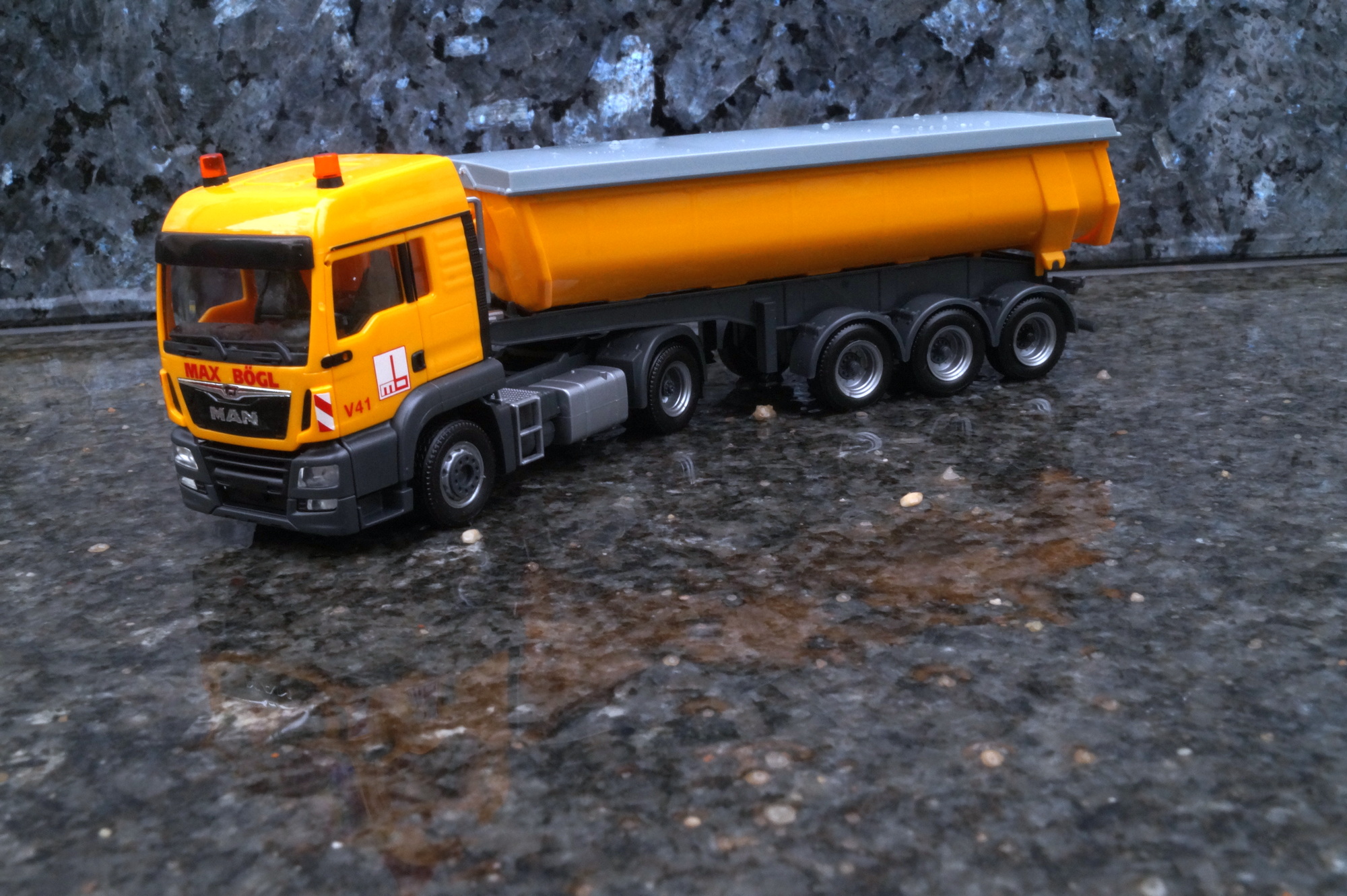 311915 - Herpa- MAN TGS LX Euro 6c Thermomulden-Sattelzug "Max Bögl"