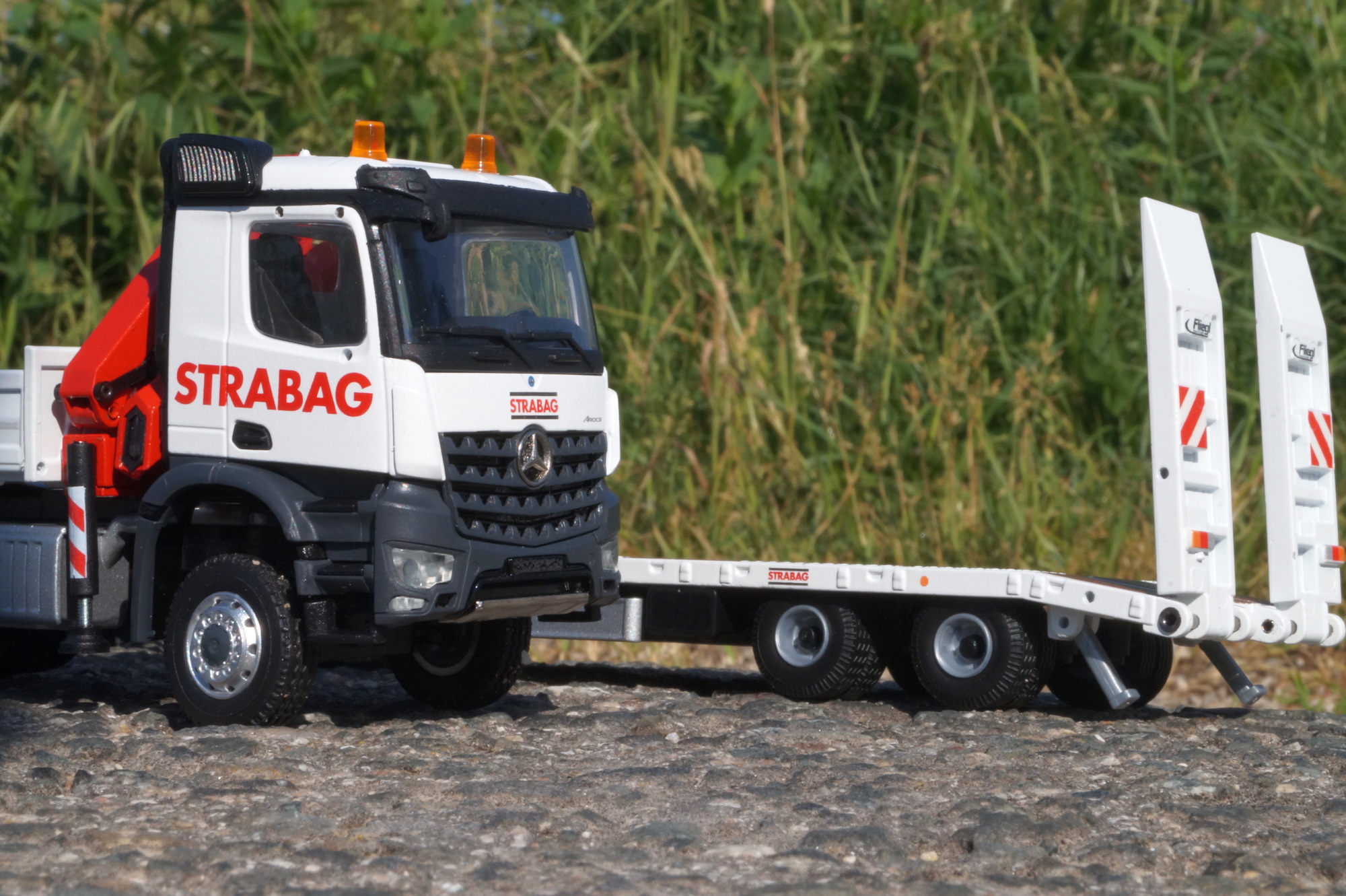 78229-1 -Thommys - Mercedes Benz Arocs  2achs Kipper mit Ladekran und Tiefladeanhänger 3achs "STRABAG"
