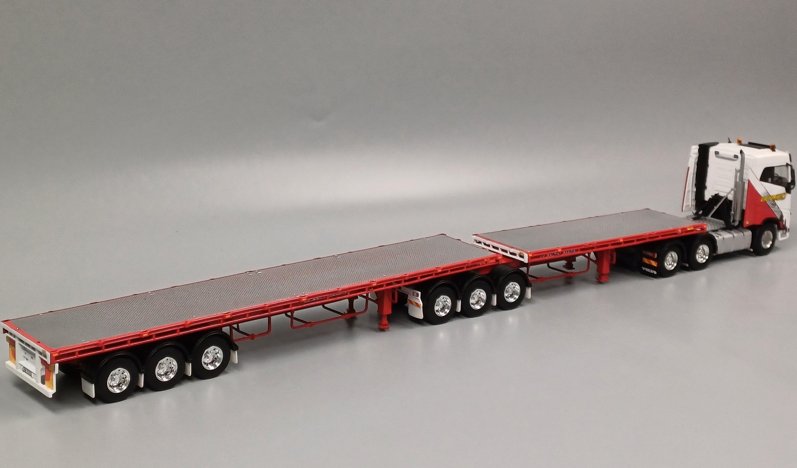 01-3910 - WSI - Volvo FH4 6x4 mit 3+3 Flachbettauflieger - Borger Cranes - AUS 