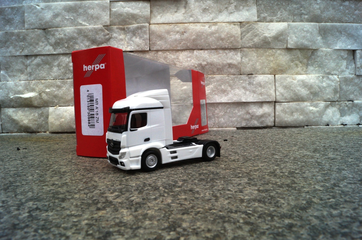 309882 - Herpa -Mercedes-Benz Actros Streamspace 2.3 Zugmaschine 2-achs, weiß