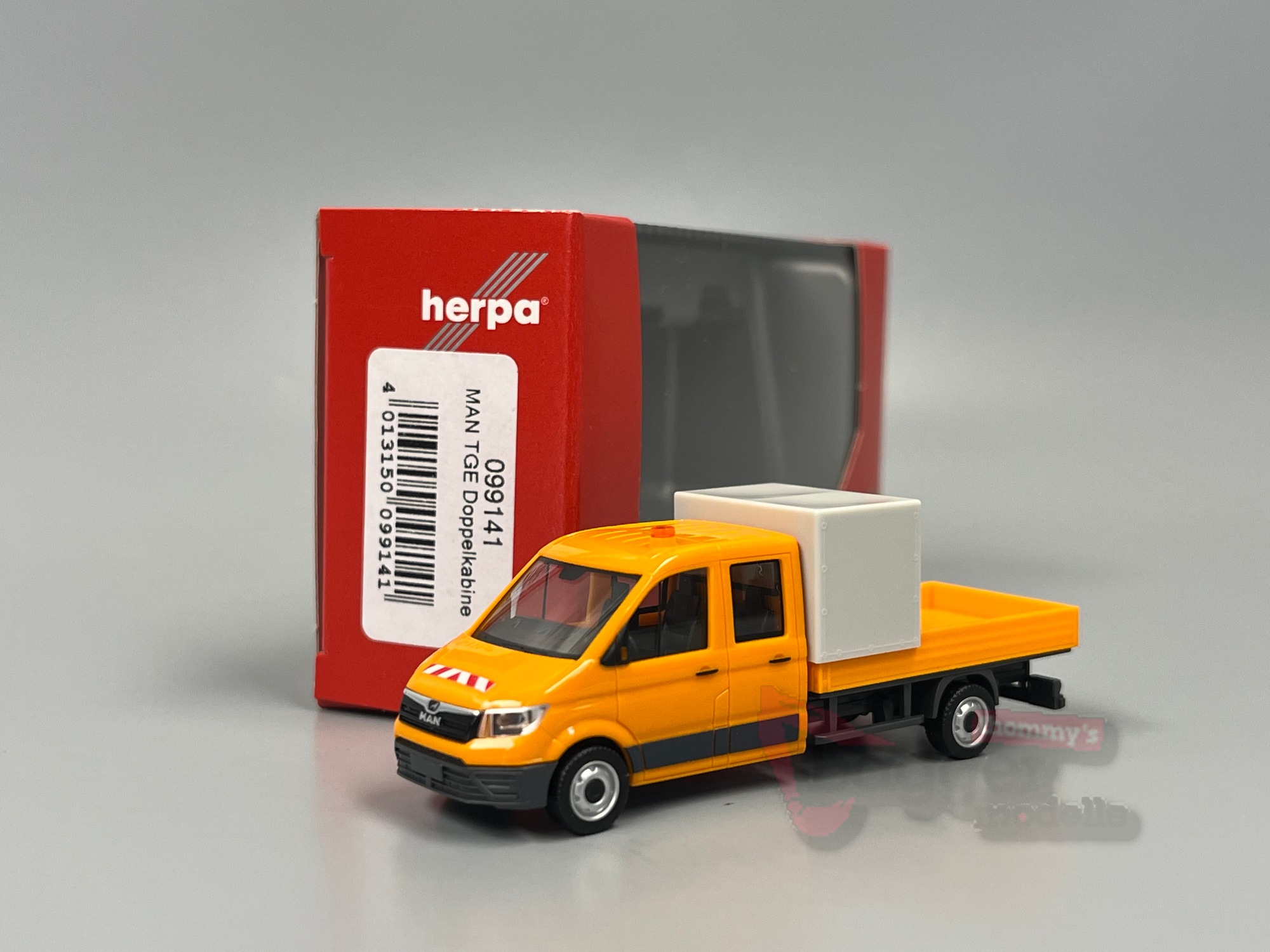 099141 - Herpa - MAN TGE Doppelkabine mit Pritsche und Halbplane Baustellenabsicherung, kommunalorange