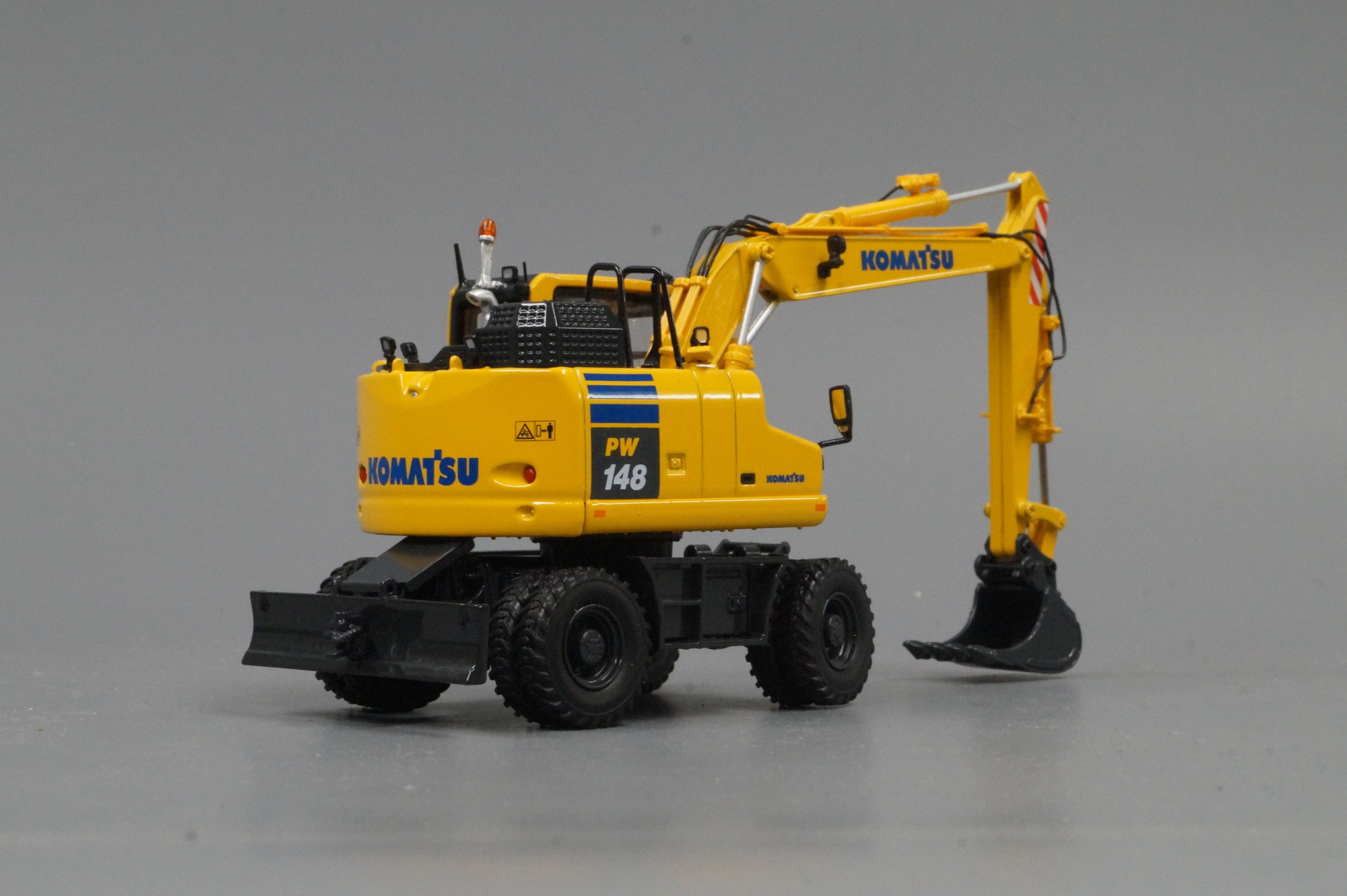 UH - 8162 - Komatsu PW 148-11 Mobilbagger mit Greifer und Löffel