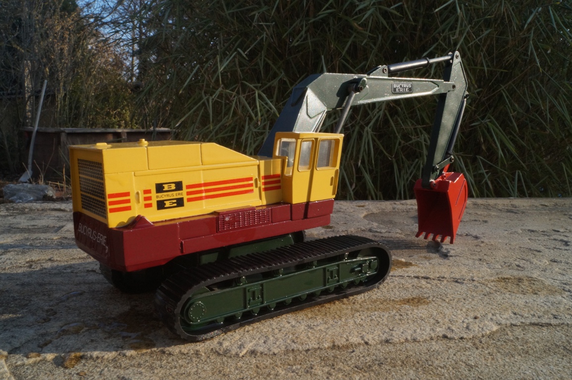 Bucyrus Erie H 40 Hydraulikbagger mit roter Schaufel