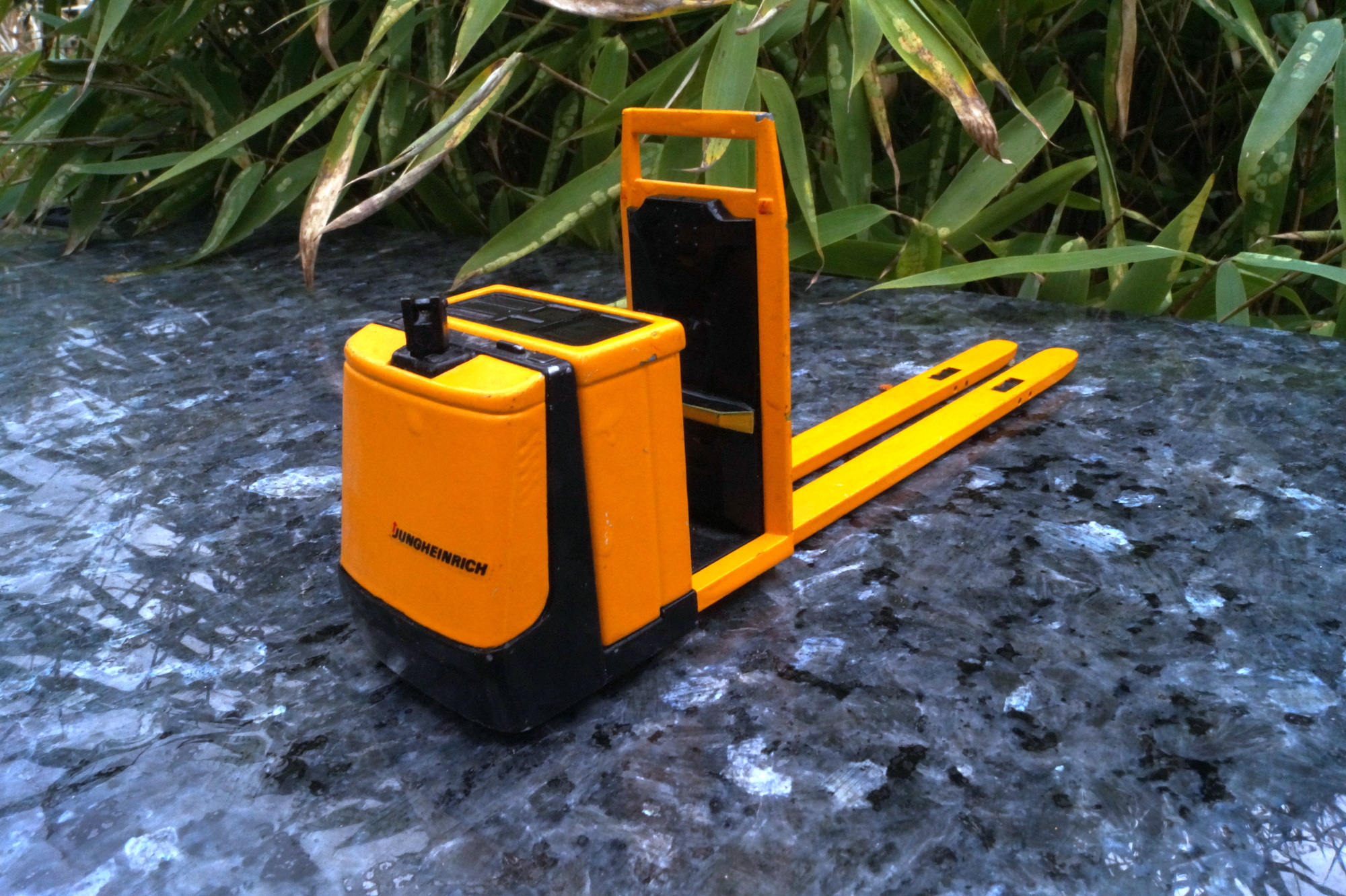 2468 - Conrad -Jungheinrch Stapler defekt 1:25