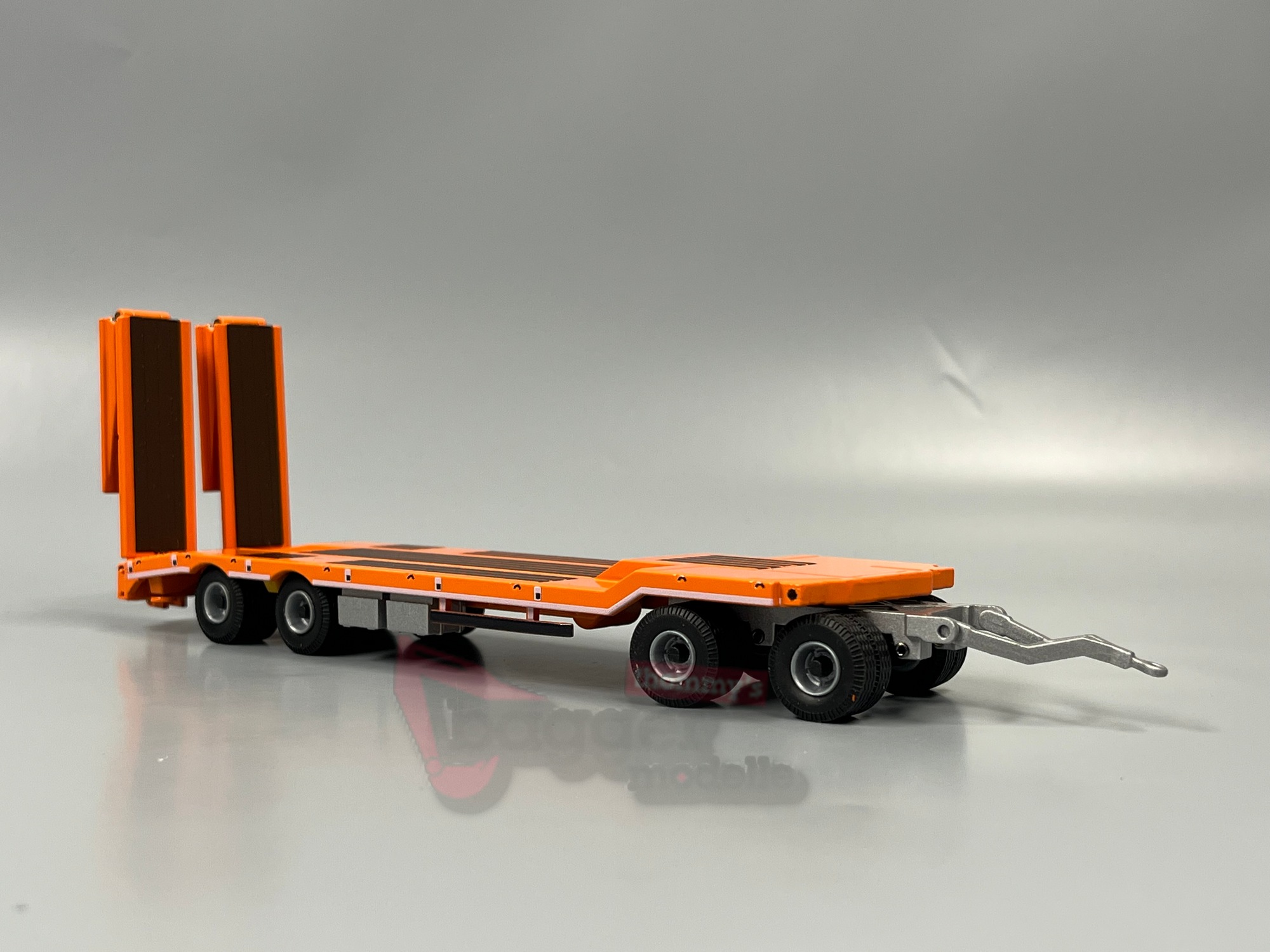 98033-01 - Conrad - SCHWARZMÜLLER Tiefladeanhänger 4-achs mit gekröpftem Plateau-Copy - kommunal