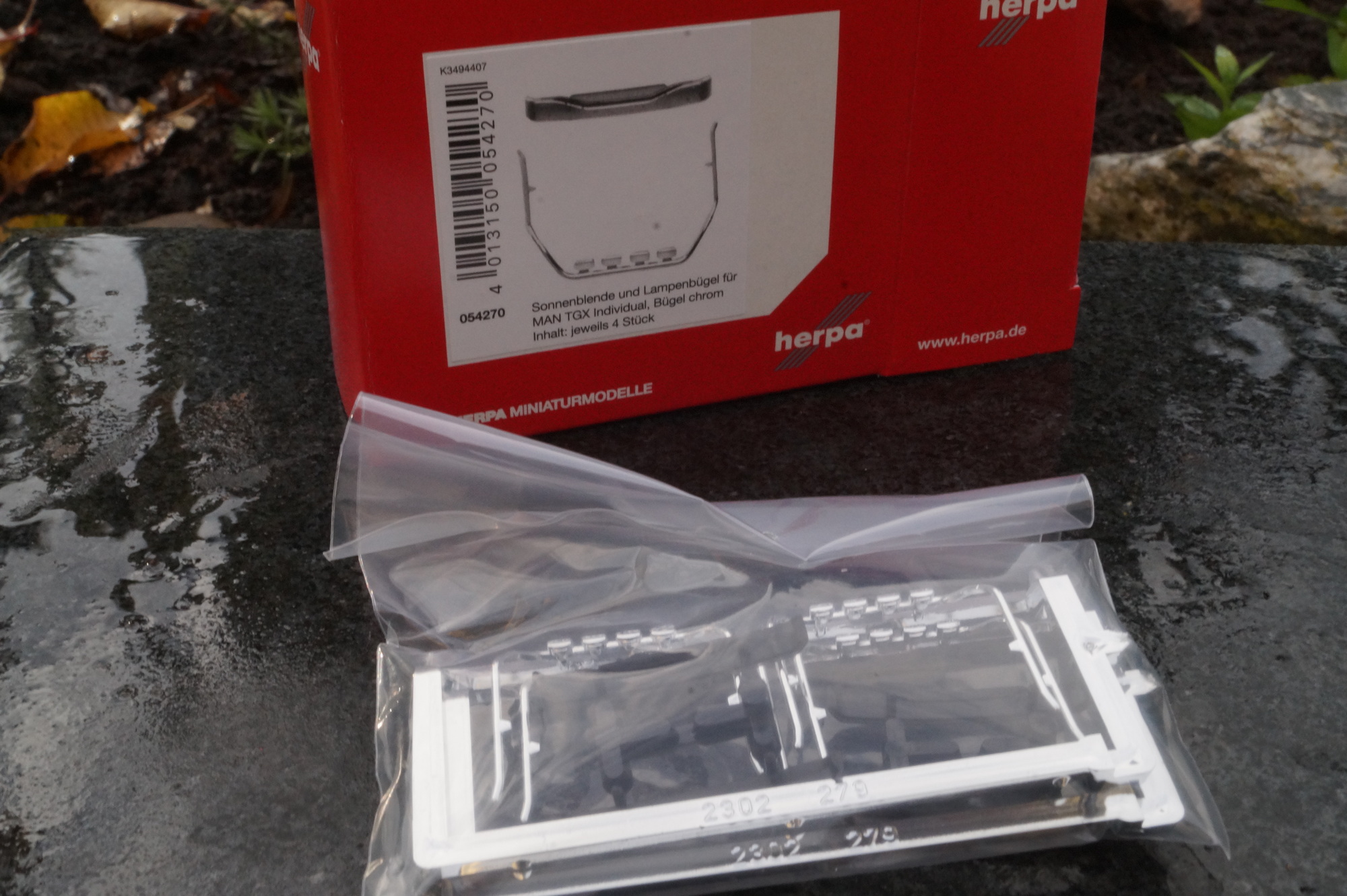 054270 - Herpa -Zubehör Sonnenblende und Lampenbügel für MAN TGX Individual, Bügel chrom (4 Set)