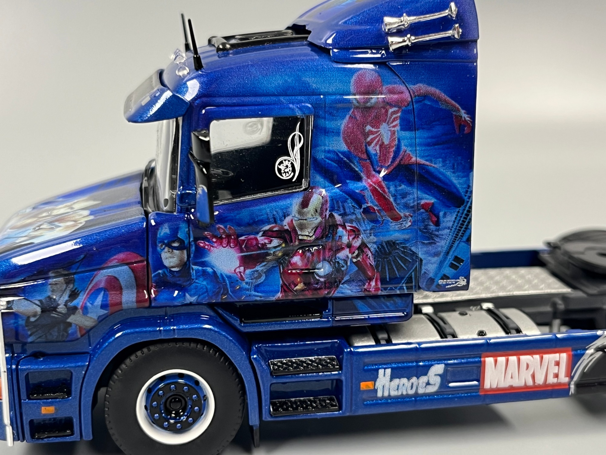 88688 - Tekno - Scania Hauber 4-Serie 4x2 Zugmaschine - Garage du Midi / Super Heroes - FR