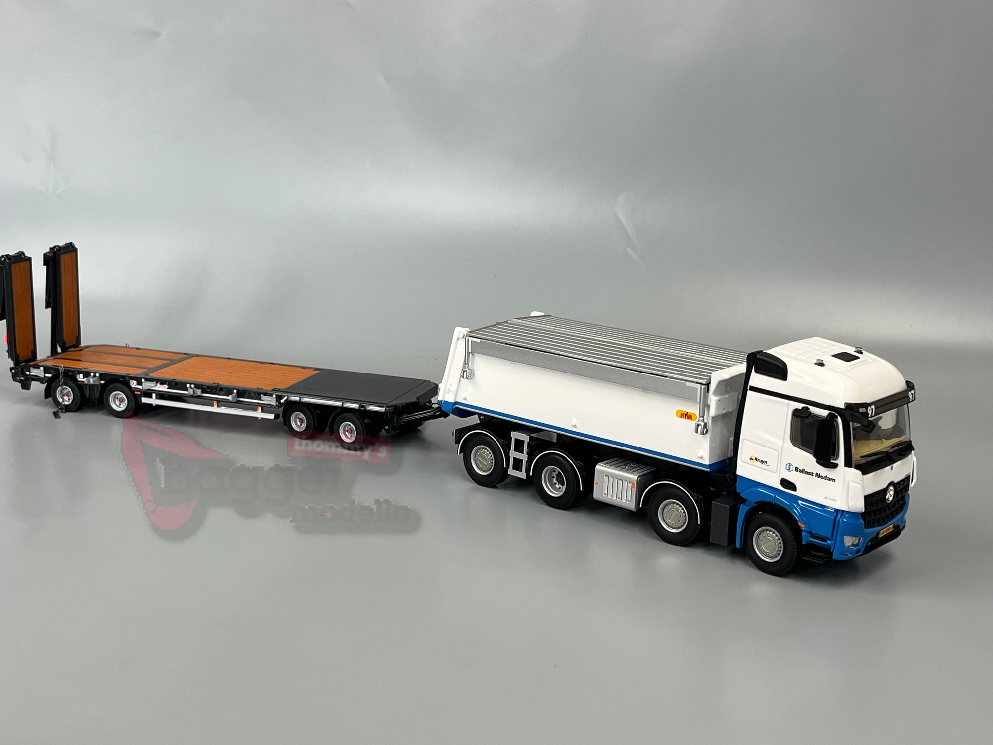01-5155 - WSI - Mercedes-Benz Arocs MP4 8x2 Kipper mit 4achs Tiefladeranhänger - Ballast Nedam -