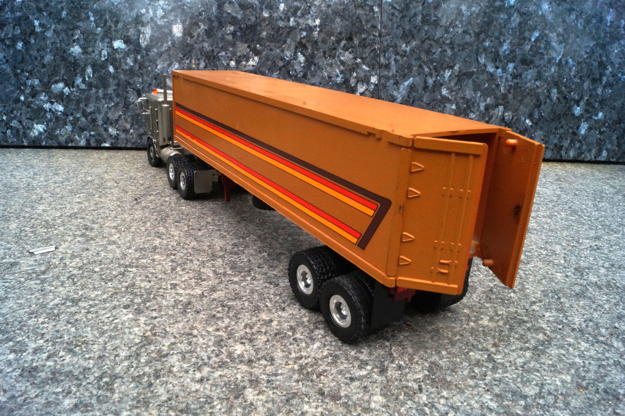 Freightliner 3achs mit 2 achs Kofferauflieger