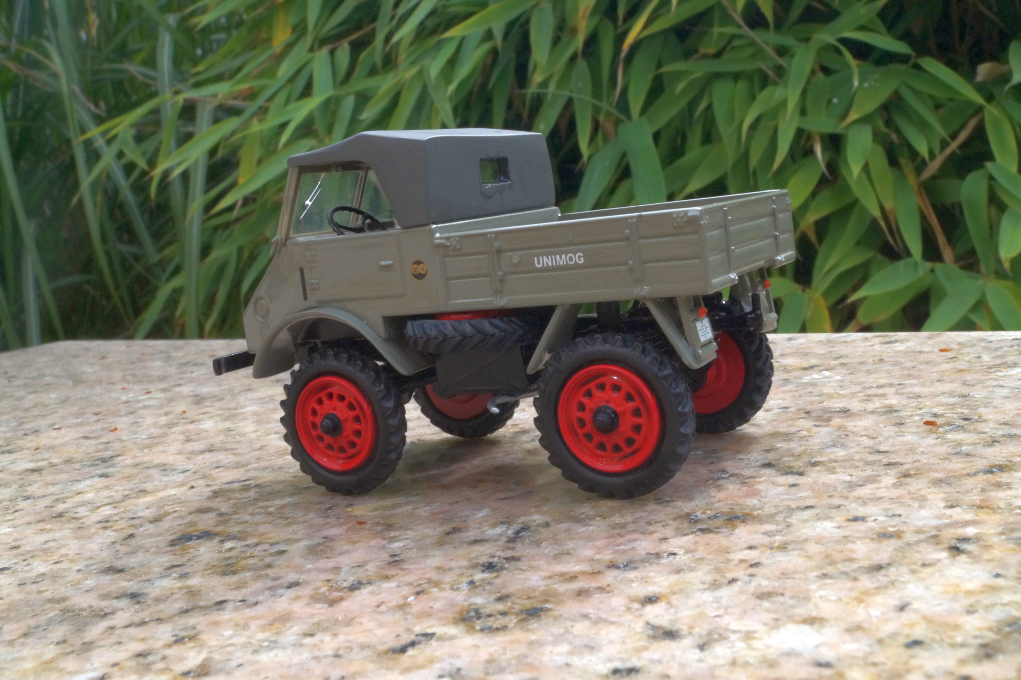 Mercedes Unimog  grau