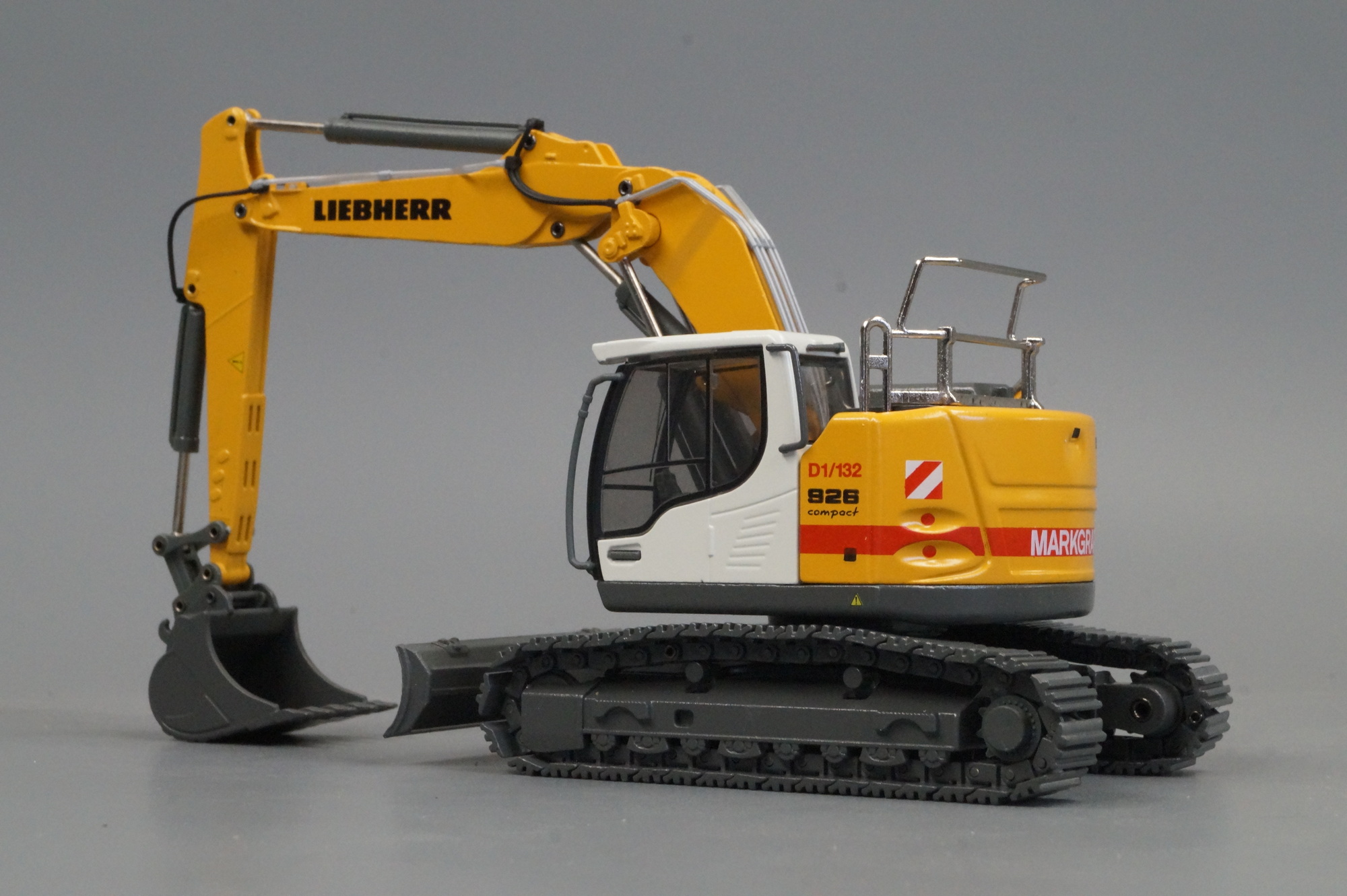 2204-7 - Conrad - Liebherr R 926 Compact Raupenbagger mit Verstellausleger  "Markgraf"