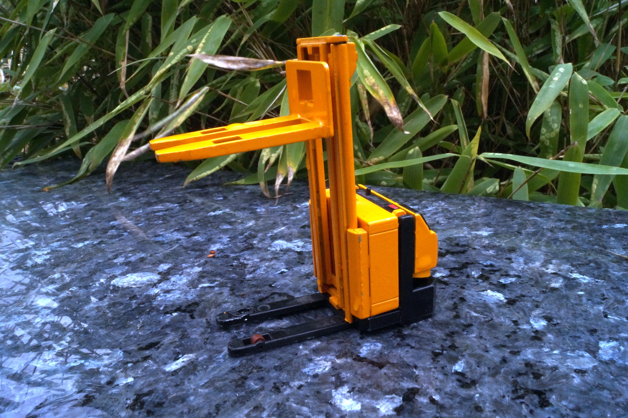 2846 - Conrad - Jungheinrich Stapler defekt  1:25